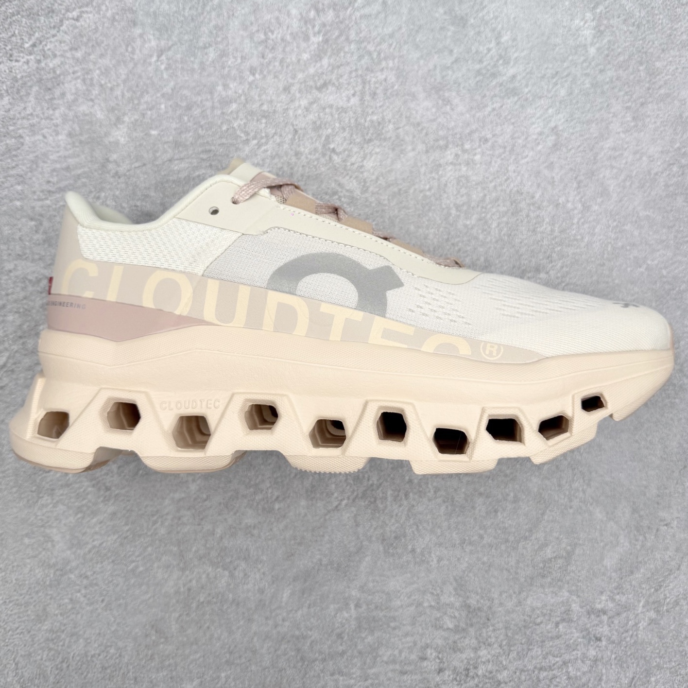 On昂跑 Cloudmonster 舒适 织物防滑透气回弹 低帮 休闲长跑城市通勤跑步鞋 此运动品牌 开创于2010年 缓震着陆、强效回弹、轻柔质感的设计构思始终是ON研制关键 与此同时基于“为全球提供革新性的跑步感受”信念 陆续推出了多款跑鞋及其以专业运动人体跑步工程学为设计关键的功能性跑步服饰设备 让跑者不费力气地畅快畅跑 尺码：36 36.5 37.5 38 38.5 39 40 40.5 41 42 42.5 43 44 44.5 45-选品中心