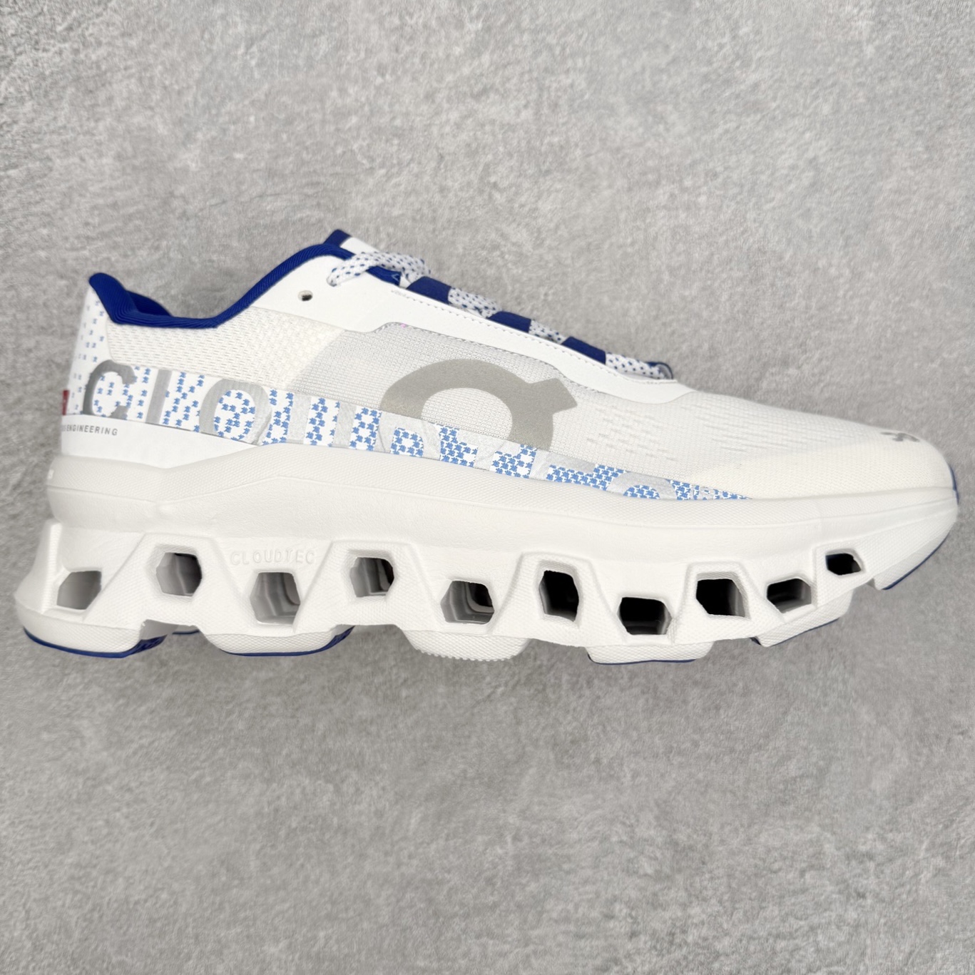 On昂跑 Cloudmonster 舒适 织物防滑透气回弹 低帮 休闲长跑城市通勤跑步鞋 此运动品牌 开创于2010年 缓震着陆、强效回弹、轻柔质感的设计构思始终是ON研制关键 与此同时基于“为全球提供革新性的跑步感受”信念 陆续推出了多款跑鞋及其以专业运动人体跑步工程学为设计关键的功能性跑步服饰设备 让跑者不费力气地畅快畅跑 尺码：36 36.5 37.5 38 38.5 39 40 40.5 41 42 42.5 43 44 44.5 45-选品中心