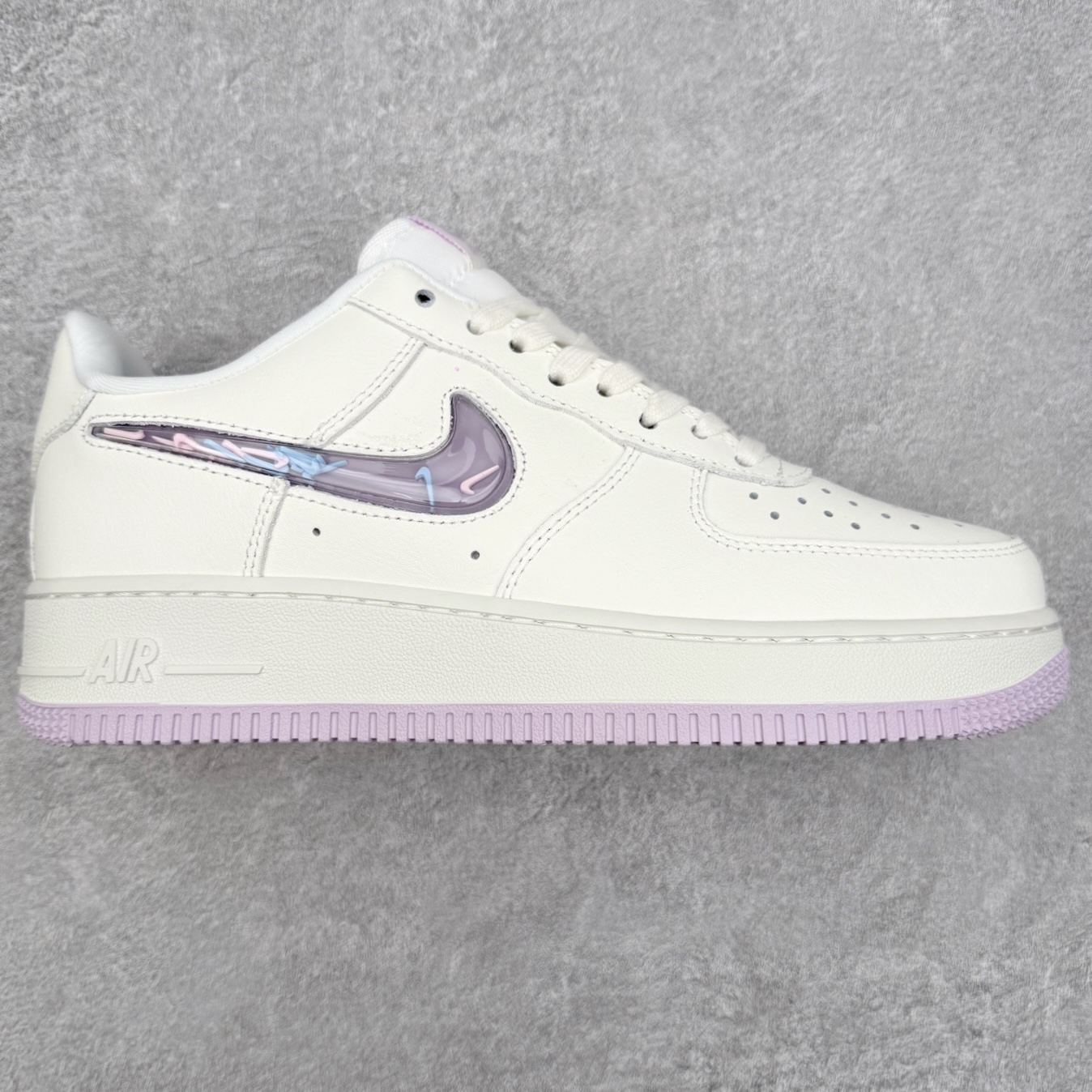 NK Air Force 1´07 Low 空军一号低帮百搭休闲运动板鞋 IQ9795-151 柔软、弹性十足的缓震性能和出色的中底设计 横跨复古与现代的外型结合 造就出风靡全球 三十多年的Force 1 直到今天还深受青睐 实拍调校N版已经零色差零失真 百分百还原实物色彩所见即所得 不存在货不对板色差等低级问题 选购参考实物拍摄 不混卖不参货 只用心做好货严格选品 承诺混一赔十 尺码：36 36.5 37.5 38 38.5 39 40 40.5 41 42 42.5 43 44 44.5 45-选品中心