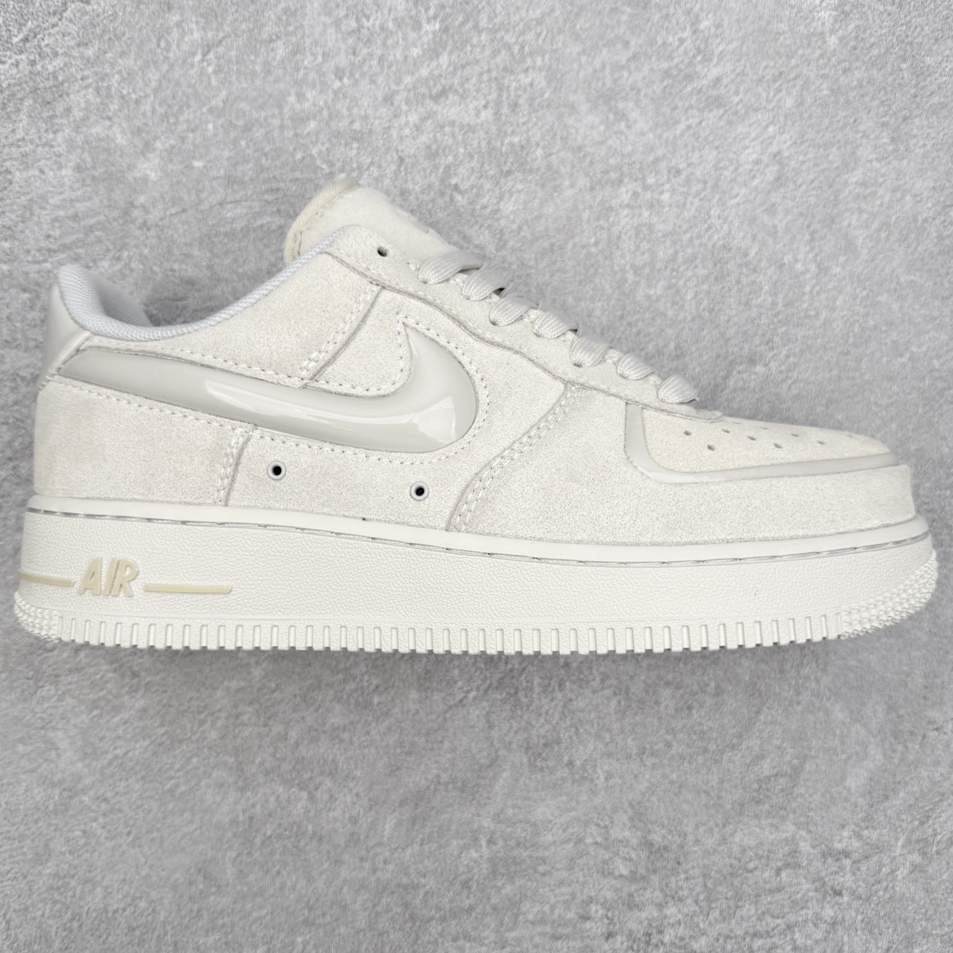 NK Air Force 1´07 Low 空军一号低帮百搭休闲运动板鞋 HV4406-001 柔软、弹性十足的缓震性能和出色的中底设计 横跨复古与现代的外型结合 造就出风靡全球 三十多年的Force 1 直到今天还深受青睐 实拍调校N版已经零色差零失真 百分百还原实物色彩所见即所得 不存在货不对板色差等低级问题 选购参考实物拍摄 不混卖不参货 只用心做好货严格选品 承诺混一赔十 尺码：36 36.5 37.5 38 38.5 39 40 40.5 41 42 42.5 43 44 44.5 45-选品中心