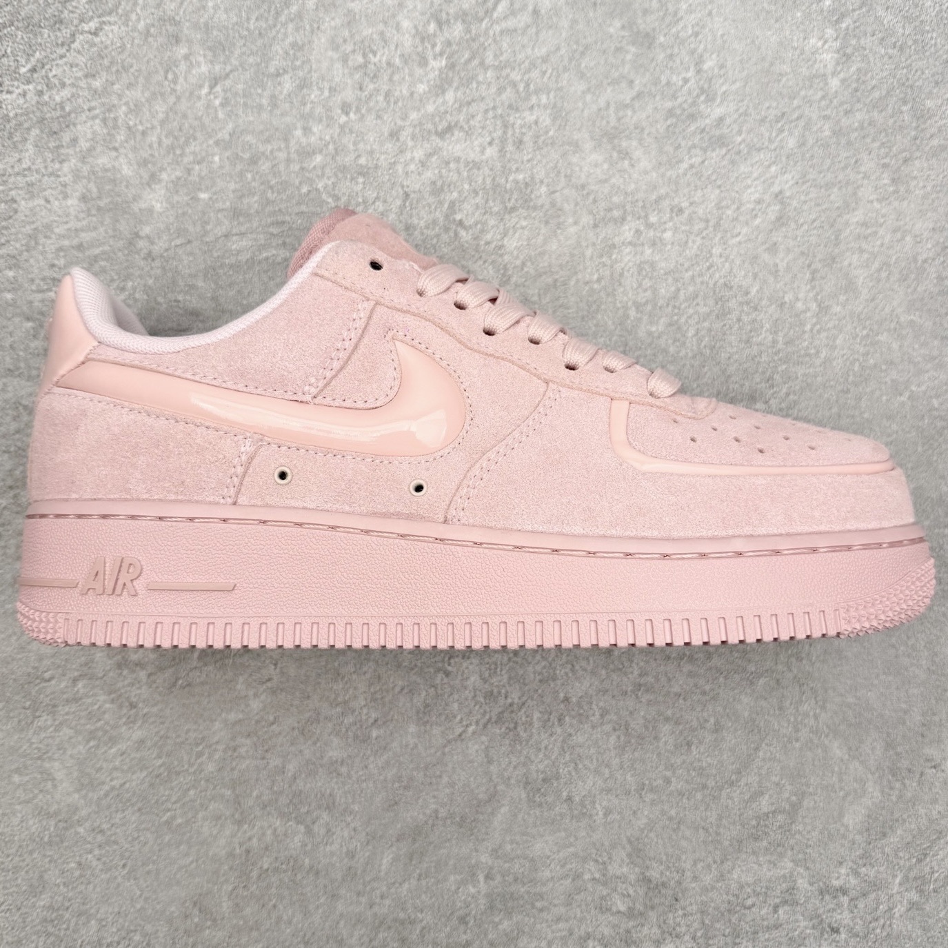 NK Air Force 1´07 Low 空军一号低帮百搭休闲运动板鞋 HV4406-601 柔软、弹性十足的缓震性能和出色的中底设计 横跨复古与现代的外型结合 造就出风靡全球 三十多年的Force 1 直到今天还深受青睐 实拍调校N版已经零色差零失真 百分百还原实物色彩所见即所得 不存在货不对板色差等低级问题 选购参考实物拍摄 不混卖不参货 只用心做好货严格选品 承诺混一赔十 尺码：36 36.5 37.5 38 38.5 39 40 40.5 41 42 42.5 43 44 44.5 45-选品中心