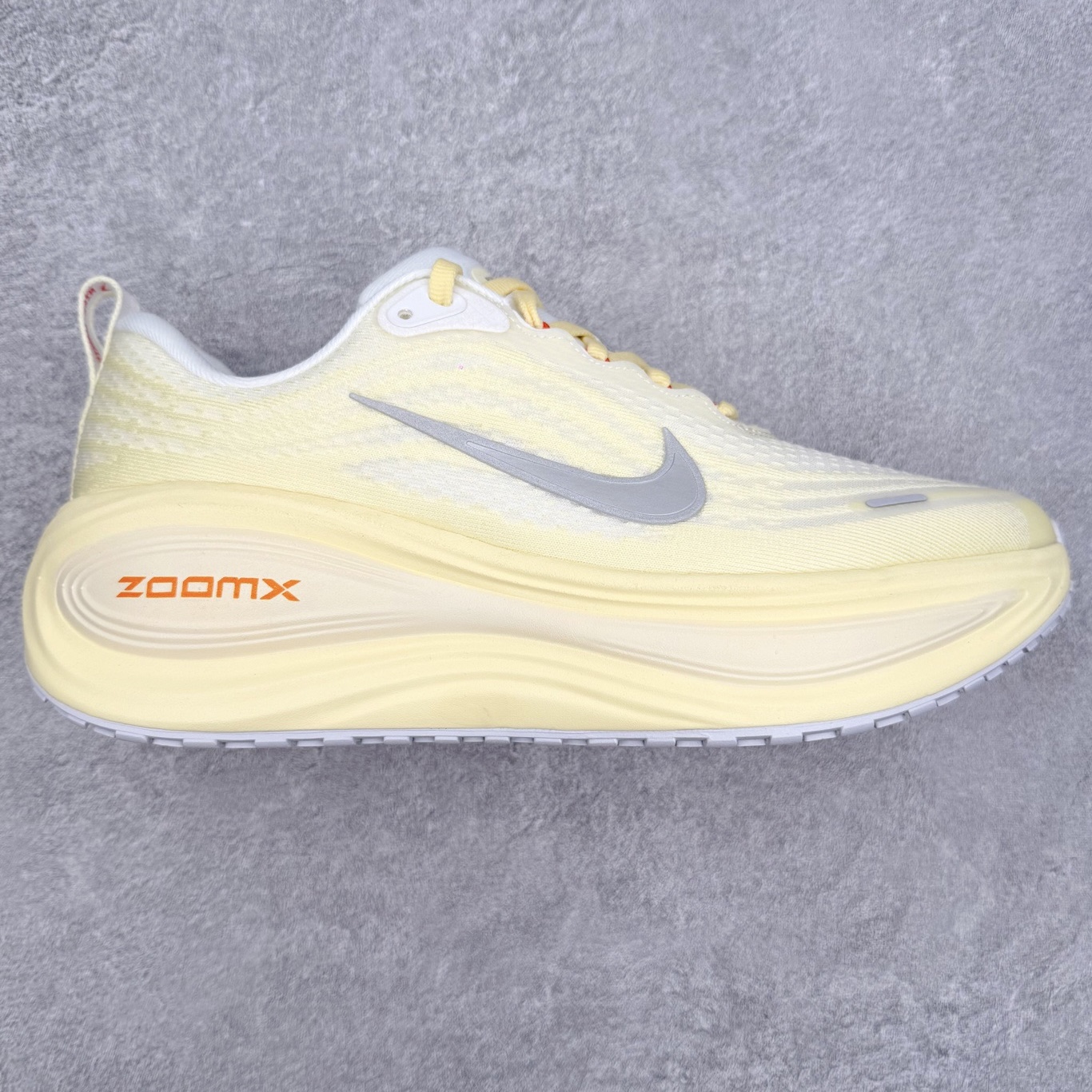 NK Vomero Plus 时尚舒适 网布防滑耐磨 低帮跑步鞋 实拍调校N版已经零色差零失真 百分百还原实物色彩所见即所得 不存在货不对板色差等低级问题 选购参考实物拍摄 不混卖不参货 只用心做好货严格选品 承诺混一赔十 尺码：36 36.5 37.5 38 38.5 39 40 40.5 41 42 42.5 43 44 44.5 45-选品中心