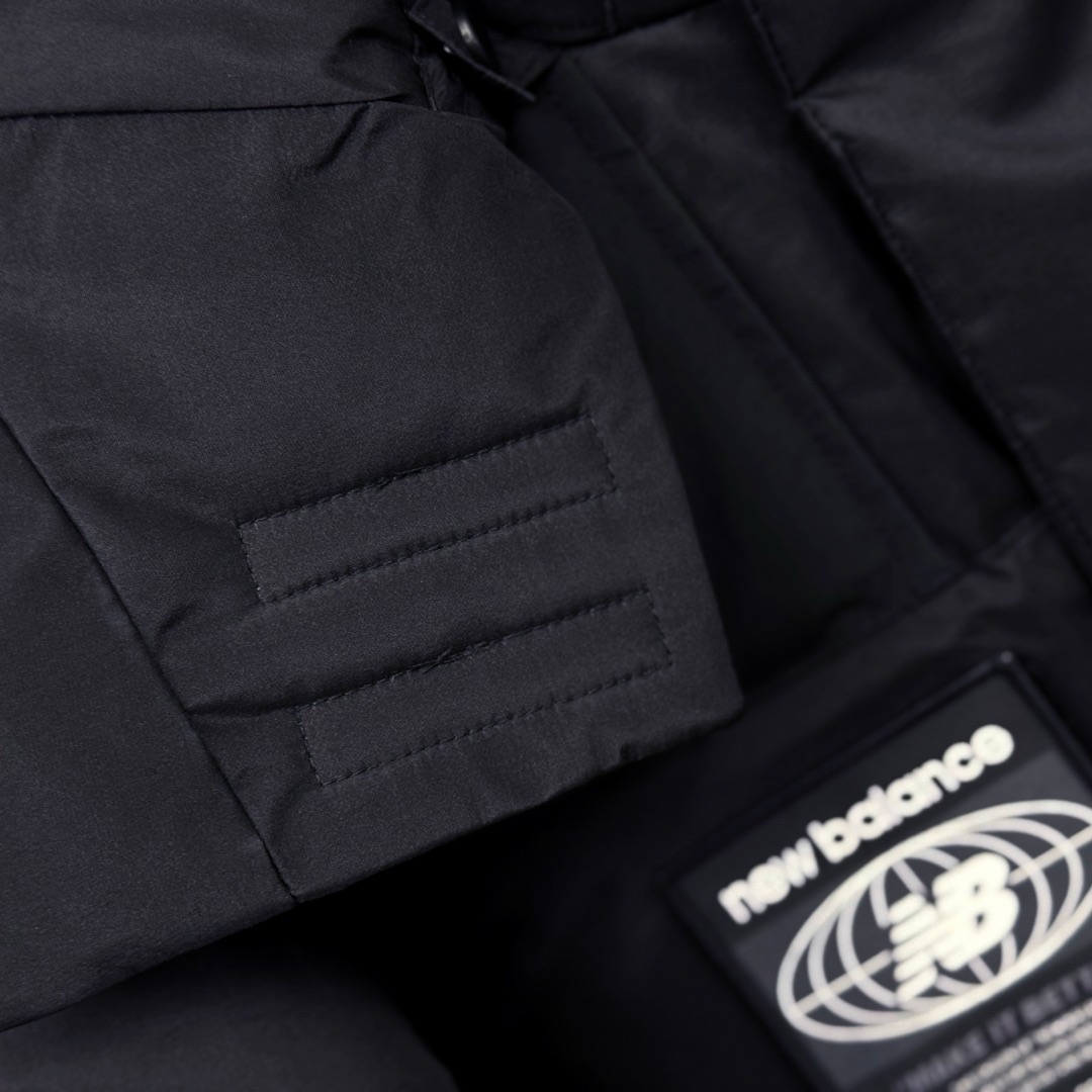 图片[9]-＃暖冬福利 New Balance新百伦NB羽绒服 联名羽绒服 带隐藏帽子,主推系列,原包装➕原吊牌 专柜原版，全部1.1定制，尼龙防泼水面料，双层内胆，不跑绒 320G起充绒量，整衣均采用Ykk的拉链（包括外口袋、内置口袋）。内置隐藏帽子、可防风防水、内置大口袋、方便携带随身物品、出行无忧、袖口下摆防风保暖设计、满满的细节 颜色：黑色 白色 尺码：XS-2XL-选品中心