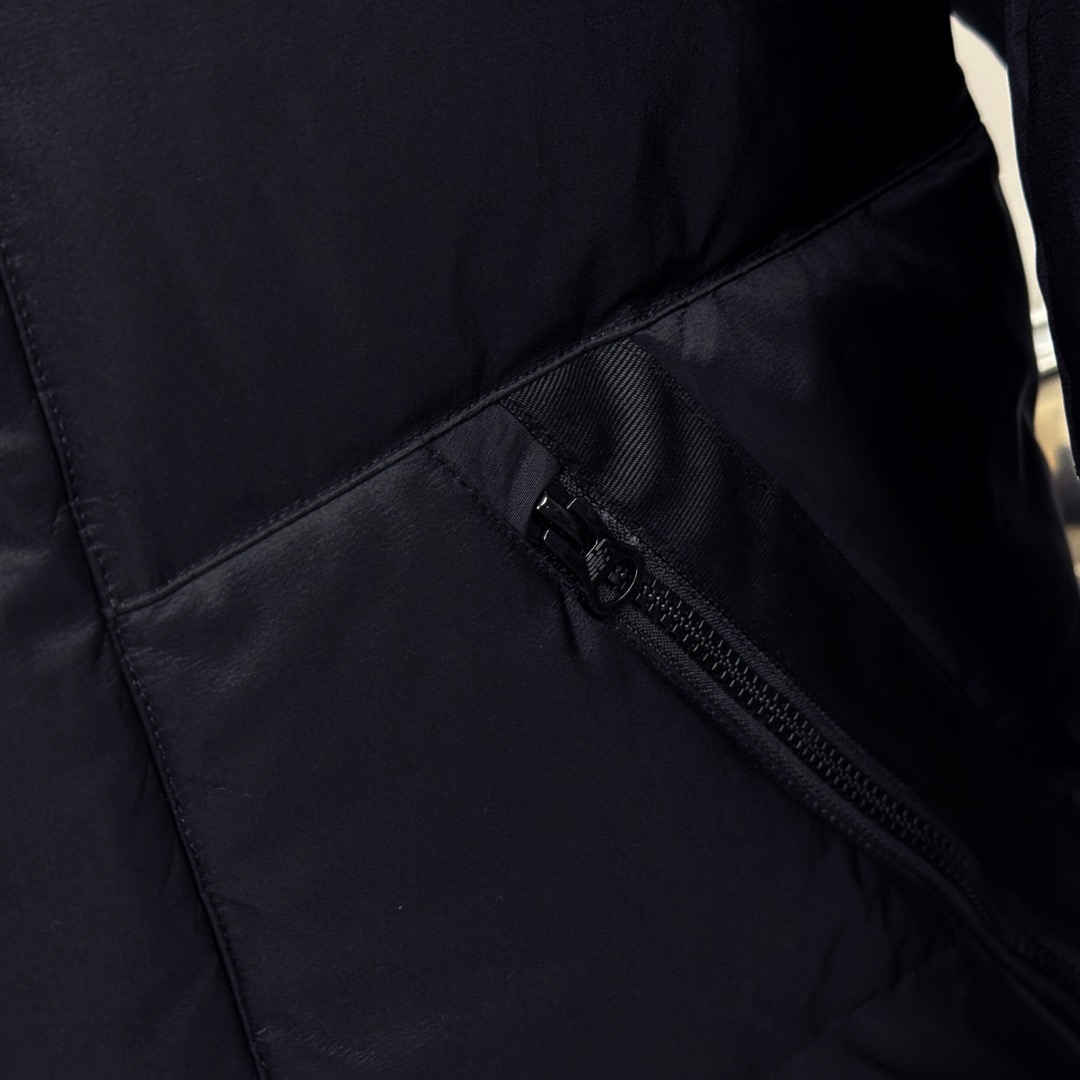 图片[8]-＃暖冬福利 New Balance新百伦NB羽绒服 联名羽绒服 带隐藏帽子,主推系列,原包装➕原吊牌 专柜原版，全部1.1定制，尼龙防泼水面料，双层内胆，不跑绒 320G起充绒量，整衣均采用Ykk的拉链（包括外口袋、内置口袋）。内置隐藏帽子、可防风防水、内置大口袋、方便携带随身物品、出行无忧、袖口下摆防风保暖设计、满满的细节 颜色：黑色 白色 尺码：XS-2XL-选品中心