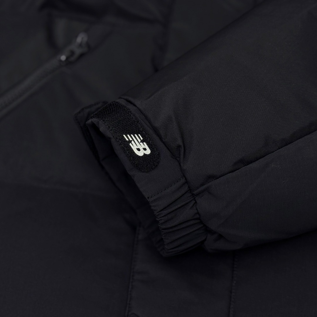 图片[13]-＃暖冬福利 New Balance新百伦NB羽绒服 联名羽绒服 带隐藏帽子,主推系列,原包装➕原吊牌 专柜原版，全部1.1定制，尼龙防泼水面料，双层内胆，不跑绒 320G起充绒量，整衣均采用Ykk的拉链（包括外口袋、内置口袋）。内置隐藏帽子、可防风防水、内置大口袋、方便携带随身物品、出行无忧、袖口下摆防风保暖设计、满满的细节 颜色：黑色 白色 尺码：XS-2XL-选品中心