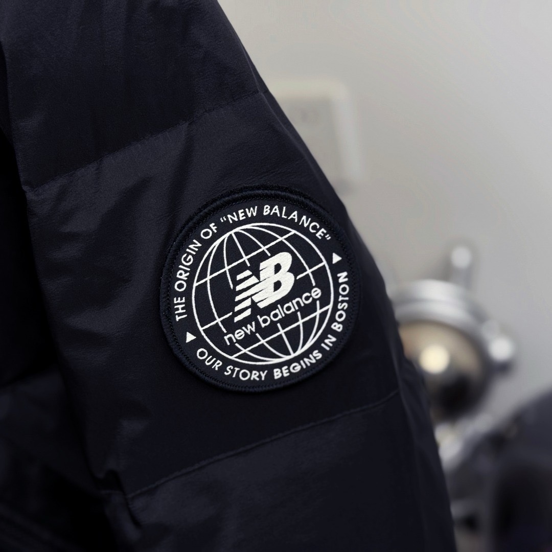 图片[7]-＃暖冬福利 New Balance新百伦NB羽绒服 联名羽绒服 带隐藏帽子,主推系列,原包装➕原吊牌 专柜原版，全部1.1定制，尼龙防泼水面料，双层内胆，不跑绒 320G起充绒量，整衣均采用Ykk的拉链（包括外口袋、内置口袋）。内置隐藏帽子、可防风防水、内置大口袋、方便携带随身物品、出行无忧、袖口下摆防风保暖设计、满满的细节 颜色：黑色 白色 尺码：XS-2XL-选品中心