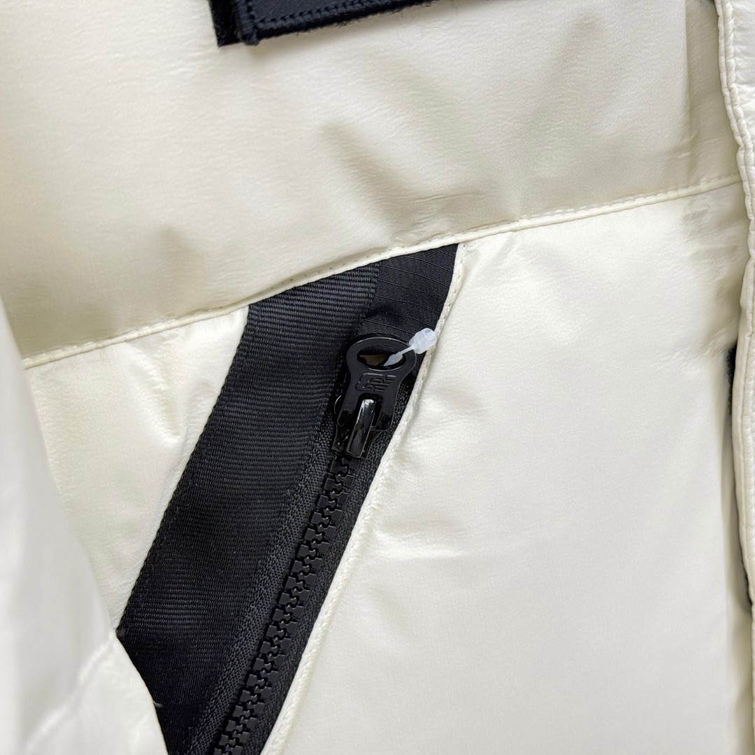 图片[7]-＃暖冬福利 New Balance新百伦NB羽绒服 联名羽绒服 带隐藏帽子,主推系列,原包装➕原吊牌 专柜原版，全部1.1定制，尼龙防泼水面料，双层内胆，不跑绒 320G起充绒量，整衣均采用Ykk的拉链（包括外口袋、内置口袋）。内置隐藏帽子、可防风防水、内置大口袋、方便携带随身物品、出行无忧、袖口下摆防风保暖设计、满满的细节 颜色：黑色 白色 尺码：XS-2XL-选品中心