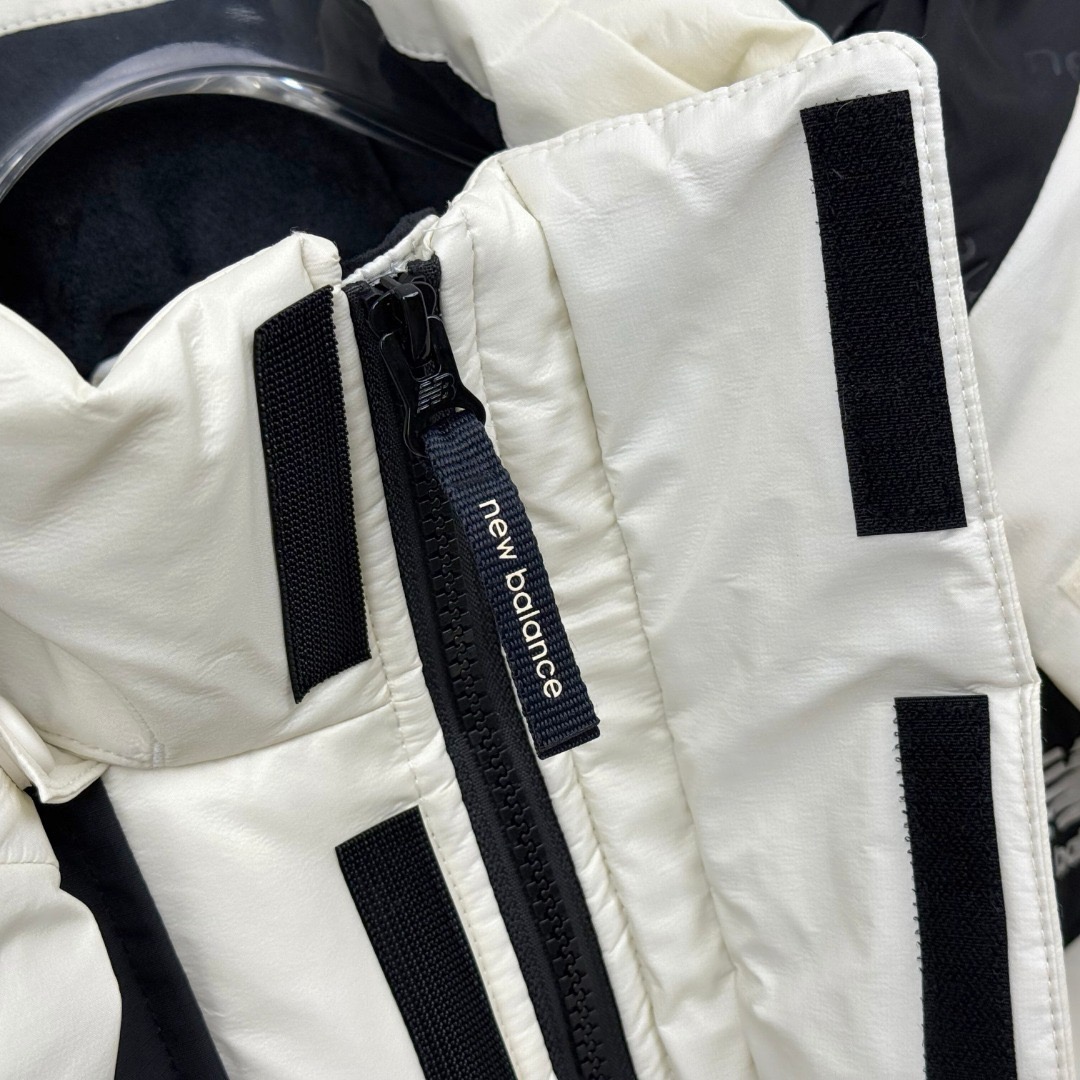 图片[10]-＃暖冬福利 New Balance新百伦NB羽绒服 联名羽绒服 带隐藏帽子,主推系列,原包装➕原吊牌 专柜原版，全部1.1定制，尼龙防泼水面料，双层内胆，不跑绒 320G起充绒量，整衣均采用Ykk的拉链（包括外口袋、内置口袋）。内置隐藏帽子、可防风防水、内置大口袋、方便携带随身物品、出行无忧、袖口下摆防风保暖设计、满满的细节 颜色：黑色 白色 尺码：XS-2XL-选品中心