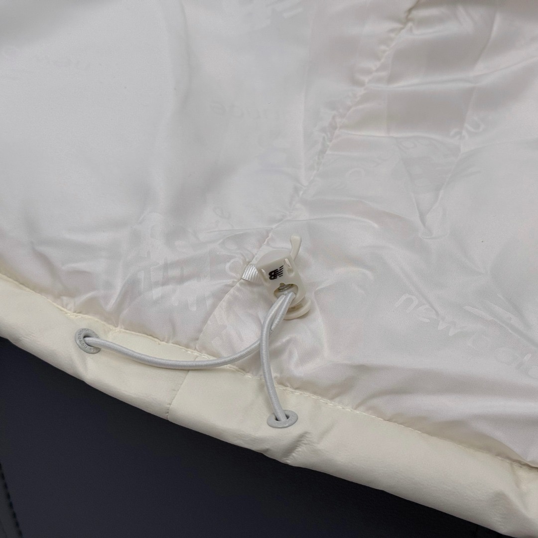 图片[13]-＃暖冬福利 New Balance新百伦NB羽绒服 联名羽绒服 带隐藏帽子,主推系列,原包装➕原吊牌 专柜原版，全部1.1定制，尼龙防泼水面料，双层内胆，不跑绒 320G起充绒量，整衣均采用Ykk的拉链（包括外口袋、内置口袋）。内置隐藏帽子、可防风防水、内置大口袋、方便携带随身物品、出行无忧、袖口下摆防风保暖设计、满满的细节 颜色：黑色 白色 尺码：XS-2XL-选品中心