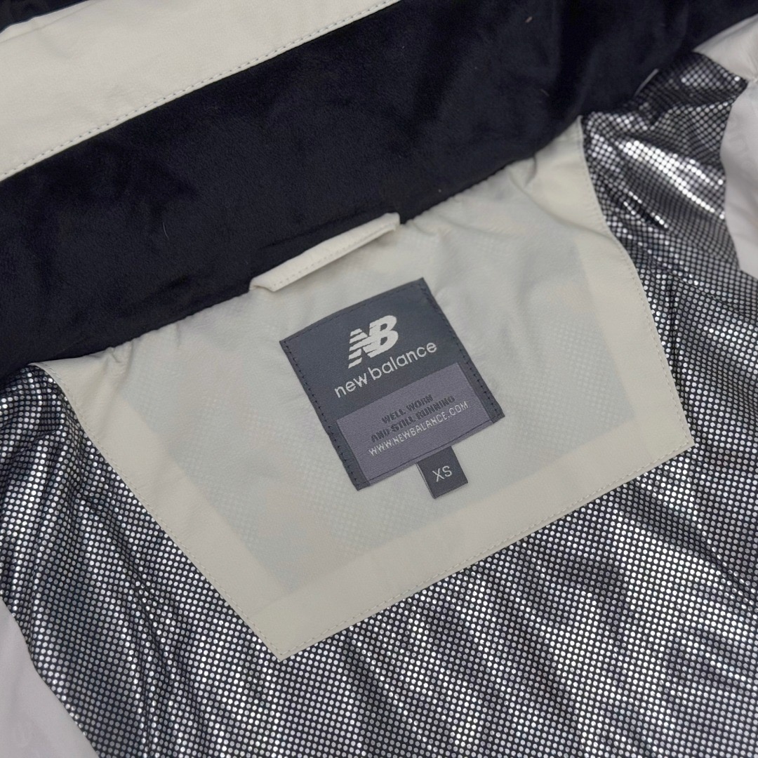 图片[11]-＃暖冬福利 New Balance新百伦NB羽绒服 联名羽绒服 带隐藏帽子,主推系列,原包装➕原吊牌 专柜原版，全部1.1定制，尼龙防泼水面料，双层内胆，不跑绒 320G起充绒量，整衣均采用Ykk的拉链（包括外口袋、内置口袋）。内置隐藏帽子、可防风防水、内置大口袋、方便携带随身物品、出行无忧、袖口下摆防风保暖设计、满满的细节 颜色：黑色 白色 尺码：XS-2XL-选品中心