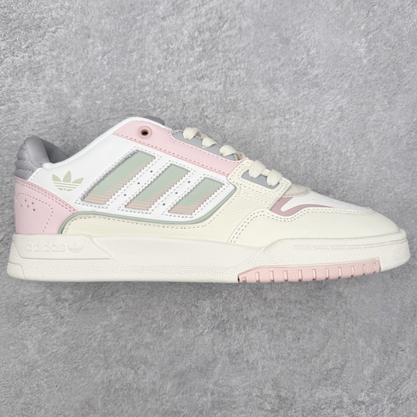 AD Originals 2020 DROP STEP XL三叶草新款 低帮校园休闲运动板鞋 汇聚80和90年代篮球鞋设计含纹理感皮革和绒面革混合鞋面 缀撞色细节 造型复古 搭配加衬及踝鞋领和乙烯乙酸乙烯酯(EVA)插片 脚感舒适 让复古篮球风伴你出 尺码：36 36²/₃ 37¹/₃ 38 38²/₃ 39¹/₃ 40 40²/₃ 41¹/₃ 42 42²/₃ 43¹/₃ 44 44²/₃ 45¹/₃-选品中心