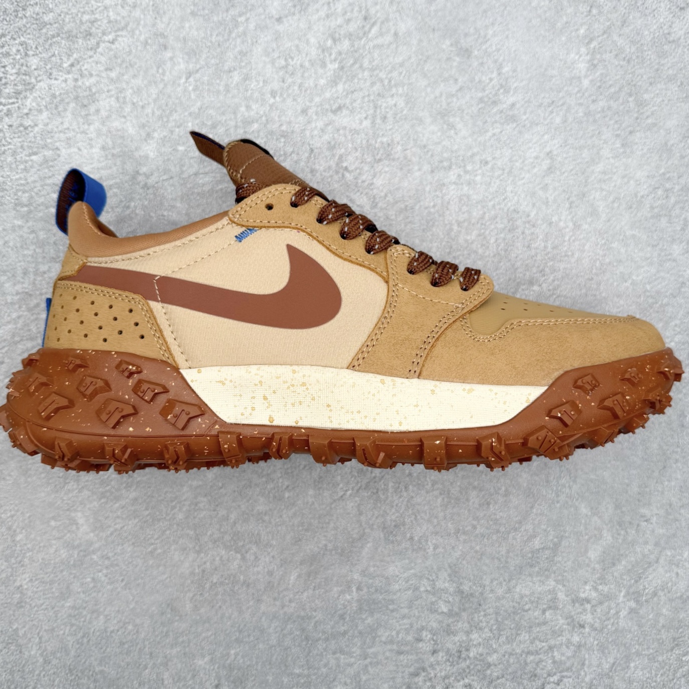 Air Jordan AJ1 Element Gore-Tex 经典耐用 低帮跑步鞋 卡其色 FV4227-003 鞋款以经典的 Air Jordan 1 Low 为设计蓝本，在此基础上加入Gore-Tex 科技，增强鞋款户外性能的同时，增添帅气硬核气息 鞋面采用特殊材质打造，有助于防水防尘；后跟及鞋舌提环细节处注入GORE-TEX 标签加持，搭载布满硬核户外胶钉设计的鞋底，带来更强户外抓地力的同时，进一步确保户外性能 实拍调校N版已经零色差零失真 百分百还原实物色彩所见即所得 不存在货不对板色差等低级问题 选购参考实物拍摄 不混卖不参货 只用心做好货严格选品 承诺混一赔十 尺码：39 40 40.5 41 42 42.5 43 44 44.5 45-选品中心