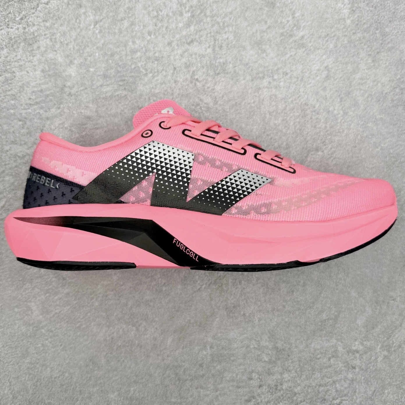 NEW BALANCE Rebel FuelCell Rebel V4 SuperComp Elite 精英版内置碳板 舒适时尚织物减震耐磨低帮马拉松轻量化跑步鞋 NB新百伦于 2019 年夏天首次发布了 Rebel 在制鞋业仍在向强调能量回报的弹力泡沫转变的时候 Rebel 确实是一个叛逆者 快进到 2024 年 Rebel v4 承诺通过重新配制的中底化合物和更高的堆叠高度提供更轻、更有弹性的跑步体验 就像New Balance SC Elite v4一样 Rebel v4 提供了完全重新设计的中底化合物 最新的混合物将 New Balance 专有的 FuelCell 泡沫（TPU 和 EVA 的混合物）与 PEBA 泡沫相结合 带来更弹跳的跑步体验 PEBA是一种超轻 高性能的泡沫 通常出现在镀碳超级鞋中 New Balance Rebel v4、ASICS Novablast 4和Brooks Hyperion Max都是精力充沛的无电镀运动鞋 在速度锻炼和快节奏中大放异彩 这三款鞋都依靠它们的中底泡沫和轻微的摇杆形状来创造一种向前滚动的感觉 而且虽然这些鞋子在堆叠高度和重量方面各不相同 但它们提供了相似的软硬比例 有足够的流行力来加快步伐 尺码：36 37 37.5 38 38.5 39.5 40 40.5 41.5 42 42.5 43 44 45-选品中心