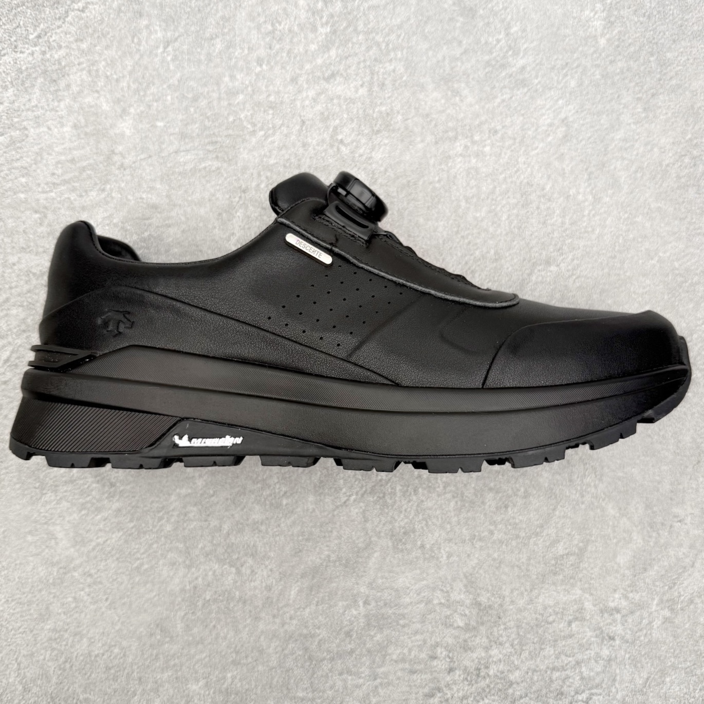 ＃K版 迪桑特DESCENTE Dualis 百搭 低帮 生活休闲鞋 男女同款 DESCENTE（迪桑特）创立于1935年，品牌名取自法语词汇，意为“滑降”。品牌箭头标识代表滑雪的三种技术“高速直线滑行”、“穿越”和“侧滑”，也寓意品牌在打造高端专业运动产品中不断追求完美的创新精神，致力于成为中国高端专业滑雪、综训、女子、铁人三项、高尔夫的第一品牌。实拍调校N版已经零色差零失真 百分百还原实物色彩所见即所得 不存在货不对板色差等低级问题 选购参考实物拍摄 不混卖不参货 只用心做好货严格选品 承诺混一赔十 尺码：36 36.5 37.5 38 38.5 39 40 40.5 41 42 42.5 43 44 44.5 45-选品中心