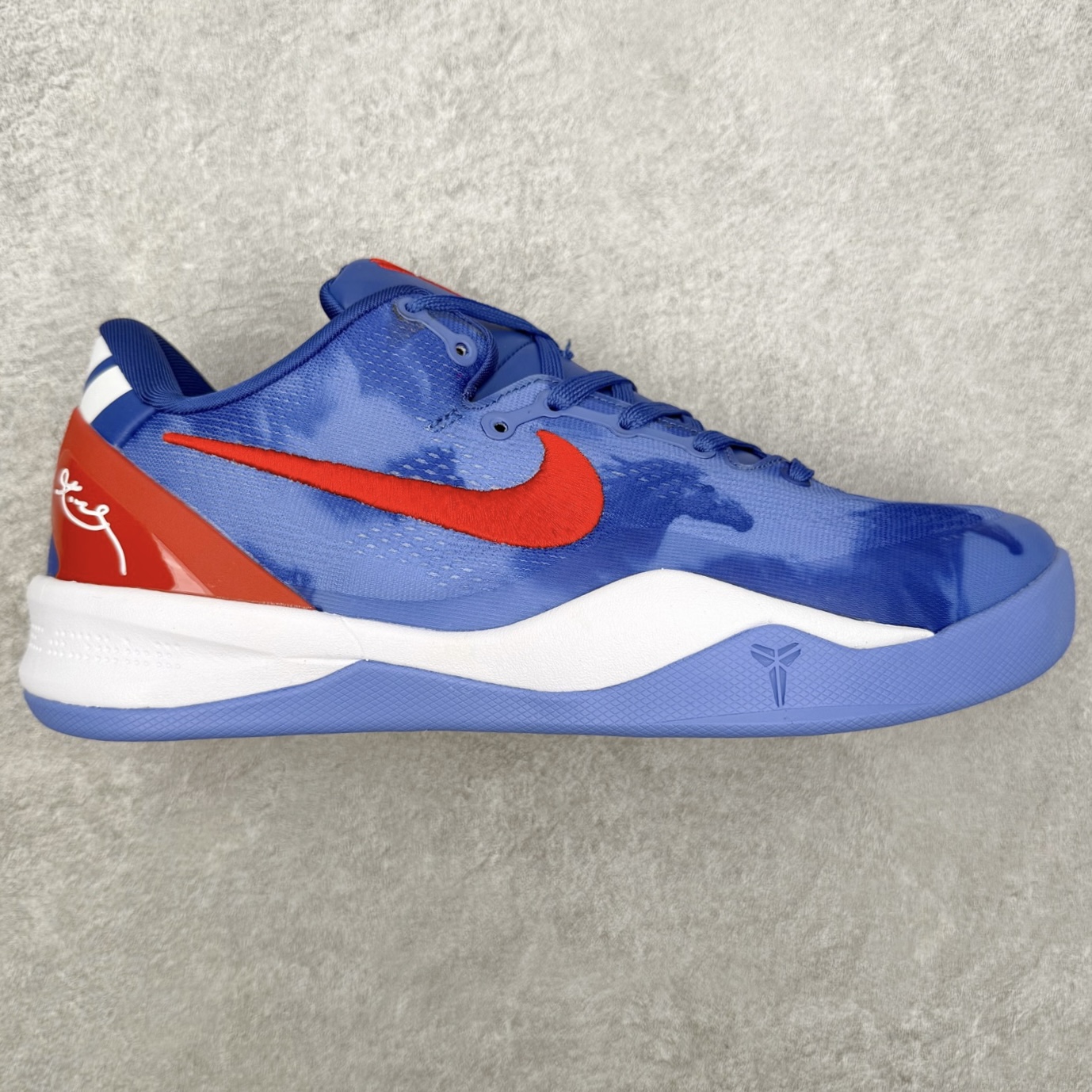 NK Zoom Kobe 8 Protro 科比八代实战篮球鞋 马年定制CYN配色 Eric Avar 这一次在设计中将轻盈发挥到了极致 鞋面采用了更加轻盈、更加强韧的创新的Flywire 2.0技术 球鞋重量更加轻质 重量仅为10.6盎司 内靴设计也使得穿着更加舒适 中底的配置则依日是可靠的zoom气垫和碳板的搭配 外底有个小细节令人十分喜欢 将纹路做成了心电图状 寓意科比对于篮球的喜爱 尺码：40 40.5 41 42 42.5 43 44 44.5 45 46-选品中心