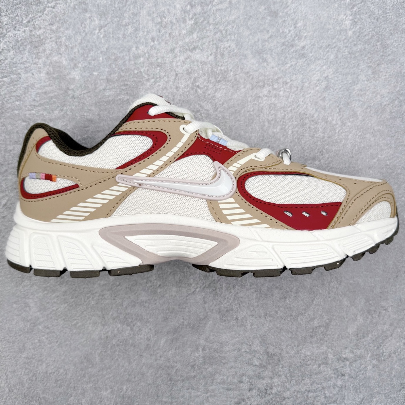 NK V5 RNR 舒适百搭防滑耐磨低帮跑步鞋 IQ1151-001 舒适有型适合日常穿着 该鞋款延续千禧年经典设计搭载泡绵中底 厚实而轻盈匠心细节巧搭立体耐克勾标志焕新演绎复古跑鞋 鞋款从千禧年美学汲取灵感 混搭多种材质突显层次感立体感和传统跑步风范 尺码：36 36.5 37.5 38 38.5 39 40 40.5 41 42 42.5 43 44 44.5 45-选品中心