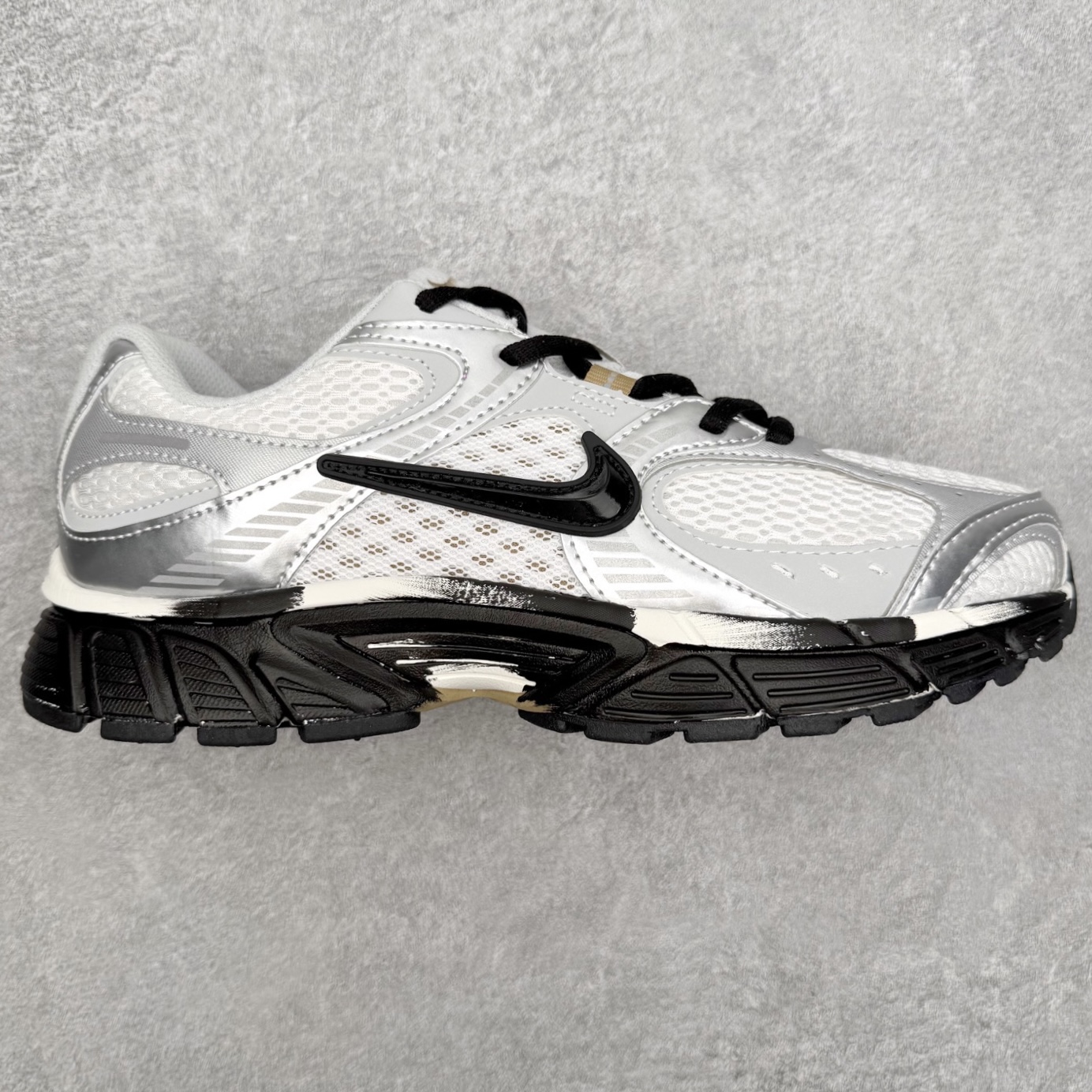 NK V5 RNR 舒适百搭防滑耐磨低帮跑步鞋 HJ5228-102 舒适有型适合日常穿着 该鞋款延续千禧年经典设计搭载泡绵中底 厚实而轻盈匠心细节巧搭立体耐克勾标志焕新演绎复古跑鞋 鞋款从千禧年美学汲取灵感 混搭多种材质突显层次感立体感和传统跑步风范 尺码：36 36.5 37.5 38 38.5 39 40 40.5 41 42 42.5 43 44 44.5 45-选品中心