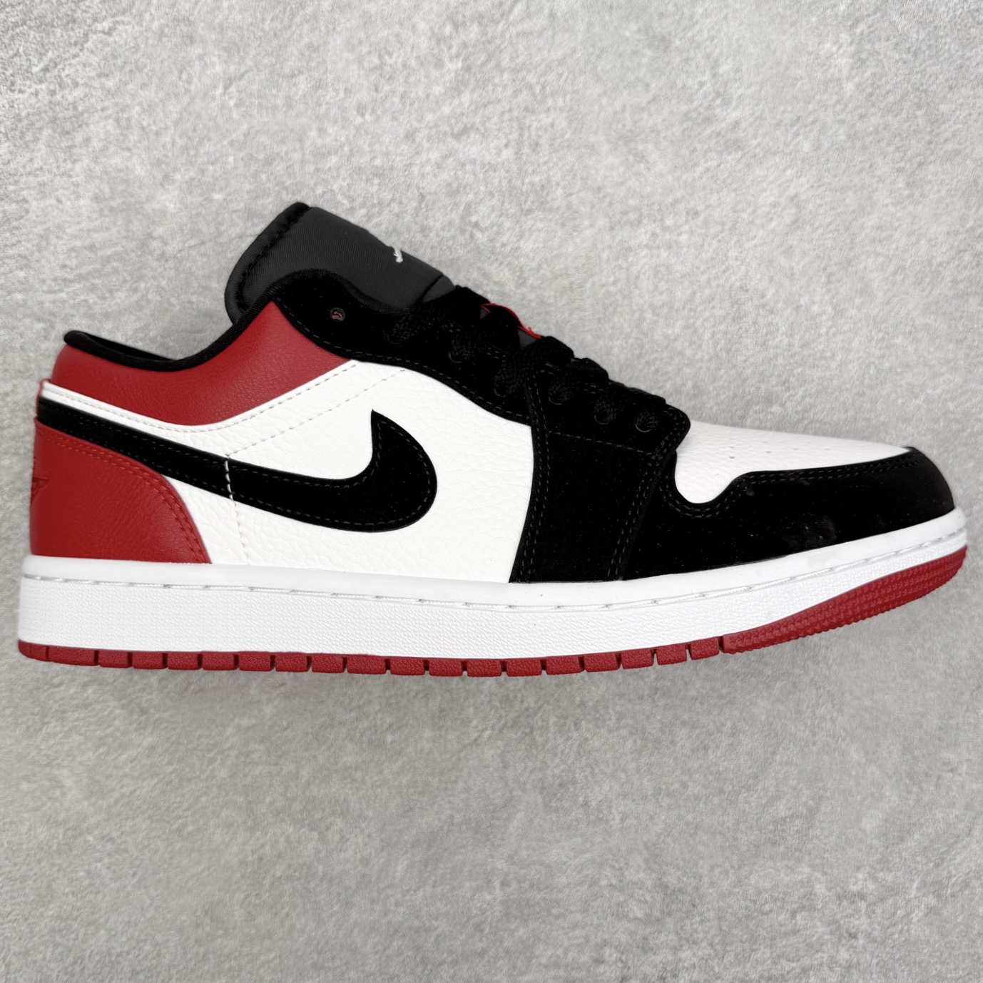 ＃小DT Air Jordan AJ1 Low 低帮系列 全新流水线出品 超强性价比 DT版本平替选择 市场第二梯队 全部原鞋开发 原楦原纸板开发 全鞋电脑针车 原厂内置全掌气垫 原盒内在原标 唯一Zp原版鞋带绑法 免检产品 全新2022版型 全头层皮料 完美零毛边处理 原厂配置全掌气垫 价格定位良心 几十个配色陆续出货 实拍调校N版已经零色差零失真 百分百还原实物色彩所见即所得 不存在货不对板色差等低级问题 选购参考实物拍摄 不混卖不参货 只用心做好货严格选品 承诺混一赔十 尺码：36 36.5 37.5 38 38.5 39 40 40.5 41 42 42.5 43 44 44.5 45 46-选品中心