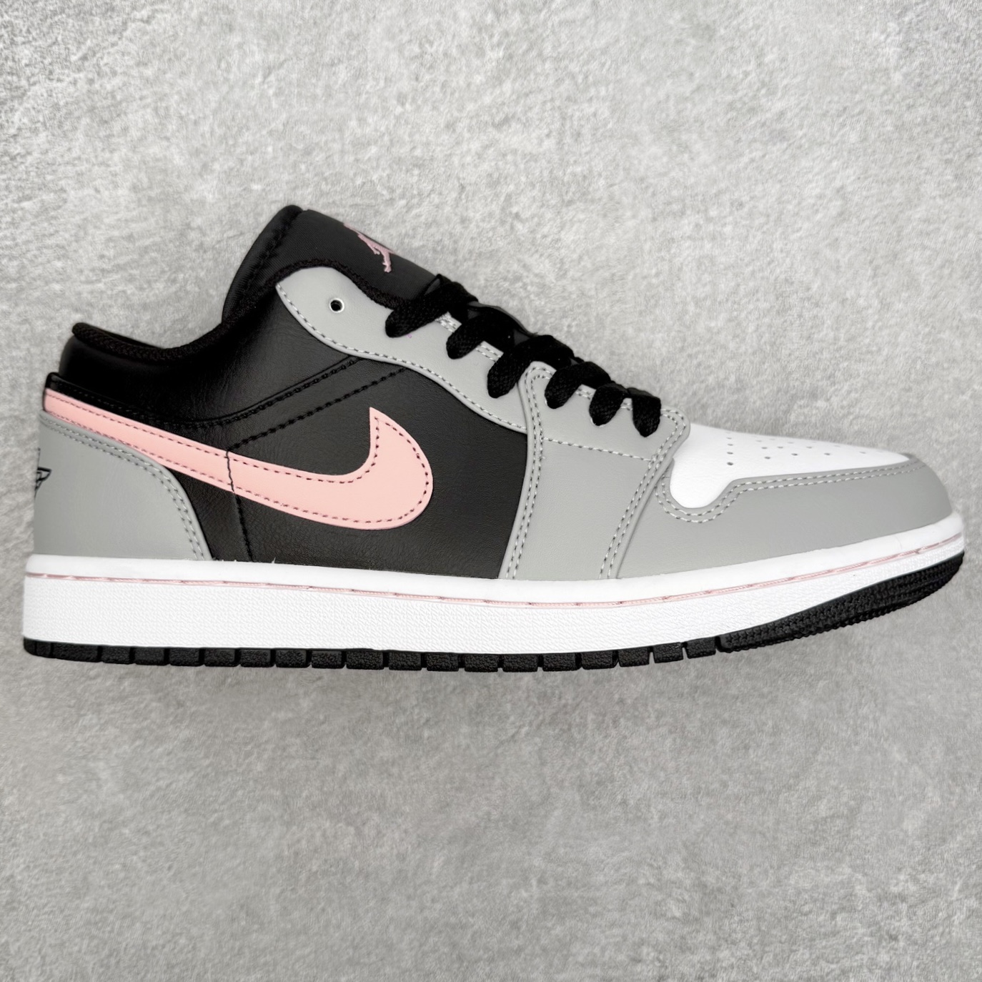 ＃小DT Air Jordan AJ1 Low 低帮系列 全新流水线出品 超强性价比 DT版本平替选择 市场第二梯队 全部原鞋开发 原楦原纸板开发 全鞋电脑针车 原厂内置全掌气垫 原盒内在原标 唯一Zp原版鞋带绑法 免检产品 全新2022版型 全头层皮料 完美零毛边处理 原厂配置全掌气垫 价格定位良心 几十个配色陆续出货 实拍调校N版已经零色差零失真 百分百还原实物色彩所见即所得 不存在货不对板色差等低级问题 选购参考实物拍摄 不混卖不参货 只用心做好货严格选品 承诺混一赔十 尺码：36 36.5 37.5 38 38.5 39 40 40.5 41 42 42.5 43 44 44.5 45 46-选品中心