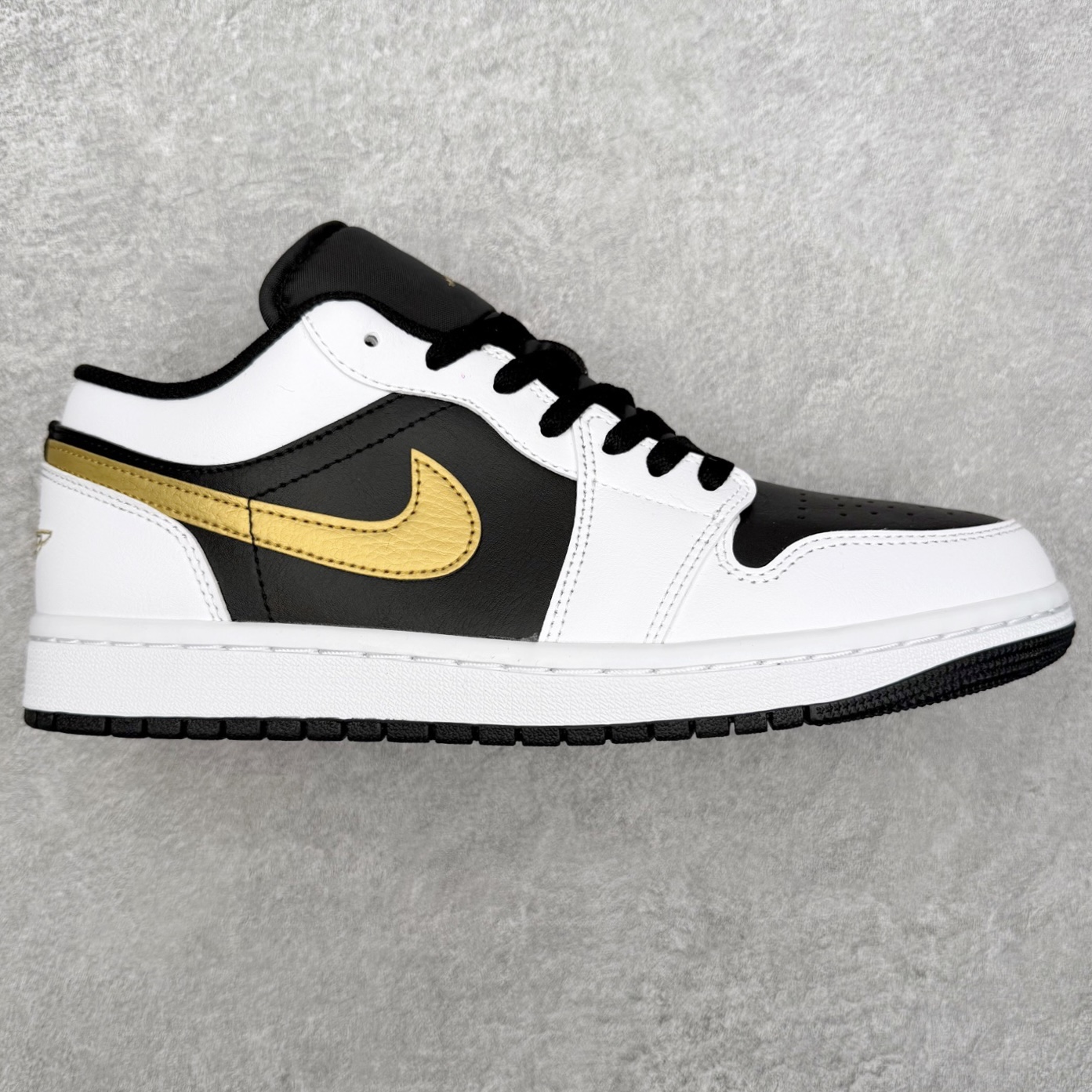 ＃小DT Air Jordan AJ1 Low 低帮系列 全新流水线出品 超强性价比 DT版本平替选择 市场第二梯队 全部原鞋开发 原楦原纸板开发 全鞋电脑针车 原厂内置全掌气垫 原盒内在原标 唯一Zp原版鞋带绑法 免检产品 全新2022版型 全头层皮料 完美零毛边处理 原厂配置全掌气垫 价格定位良心 几十个配色陆续出货 实拍调校N版已经零色差零失真 百分百还原实物色彩所见即所得 不存在货不对板色差等低级问题 选购参考实物拍摄 不混卖不参货 只用心做好货严格选品 承诺混一赔十 尺码：36 36.5 37.5 38 38.5 39 40 40.5 41 42 42.5 43 44 44.5 45 46-选品中心