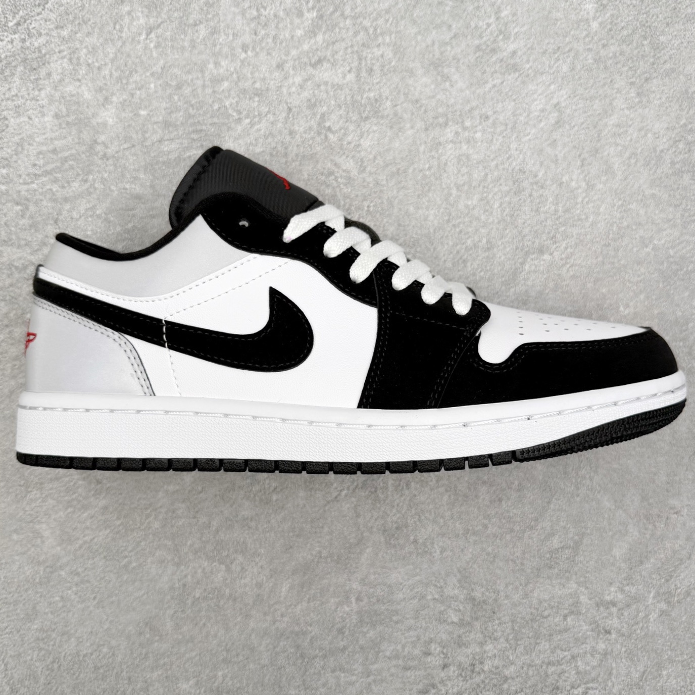 ＃小DT Air Jordan AJ1 Low 低帮系列 全新流水线出品 超强性价比 DT版本平替选择 市场第二梯队 全部原鞋开发 原楦原纸板开发 全鞋电脑针车 原厂内置全掌气垫 原盒内在原标 唯一Zp原版鞋带绑法 免检产品 全新2022版型 全头层皮料 完美零毛边处理 原厂配置全掌气垫 价格定位良心 几十个配色陆续出货 实拍调校N版已经零色差零失真 百分百还原实物色彩所见即所得 不存在货不对板色差等低级问题 选购参考实物拍摄 不混卖不参货 只用心做好货严格选品 承诺混一赔十 尺码：36 36.5 37.5 38 38.5 39 40 40.5 41 42 42.5 43 44 44.5 45 46-选品中心