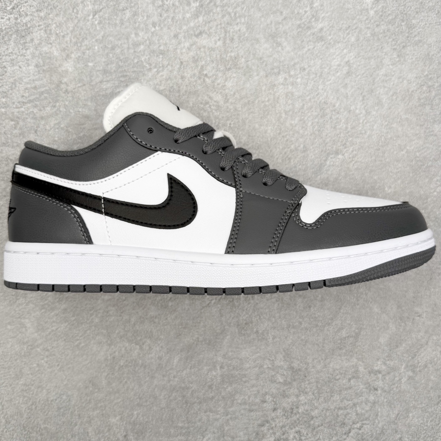 ＃小DT Air Jordan AJ1 Low 低帮系列 全新流水线出品 超强性价比 DT版本平替选择 市场第二梯队 全部原鞋开发 原楦原纸板开发 全鞋电脑针车 原厂内置全掌气垫 原盒内在原标 唯一Zp原版鞋带绑法 免检产品 全新2022版型 全头层皮料 完美零毛边处理 原厂配置全掌气垫 价格定位良心 几十个配色陆续出货 实拍调校N版已经零色差零失真 百分百还原实物色彩所见即所得 不存在货不对板色差等低级问题 选购参考实物拍摄 不混卖不参货 只用心做好货严格选品 承诺混一赔十 尺码：36 36.5 37.5 38 38.5 39 40 40.5 41 42 42.5 43 44 44.5 45 46-选品中心