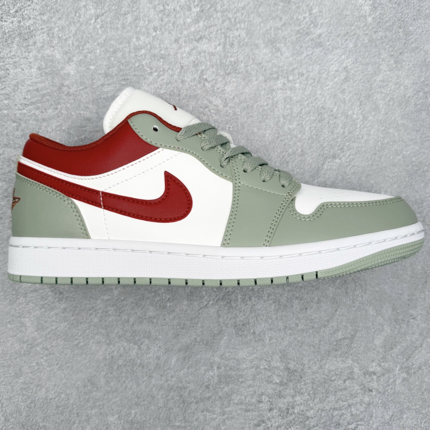 ＃小DT Air Jordan AJ1 Low 低帮系列 全新流水线出品 超强性价比 DT版本平替选择 市场第二梯队 全部原鞋开发 原楦原纸板开发 全鞋电脑针车 原厂内置全掌气垫 原盒内在原标 唯一Zp原版鞋带绑法 免检产品 全新2022版型 全头层皮料 完美零毛边处理 原厂配置全掌气垫 价格定位良心 几十个配色陆续出货 实拍调校N版已经零色差零失真 百分百还原实物色彩所见即所得 不存在货不对板色差等低级问题 选购参考实物拍摄 不混卖不参货 只用心做好货严格选品 承诺混一赔十 尺码：36 36.5 37.5 38 38.5 39 40 40.5 41 42 42.5 43 44 44.5 45 46-选品中心