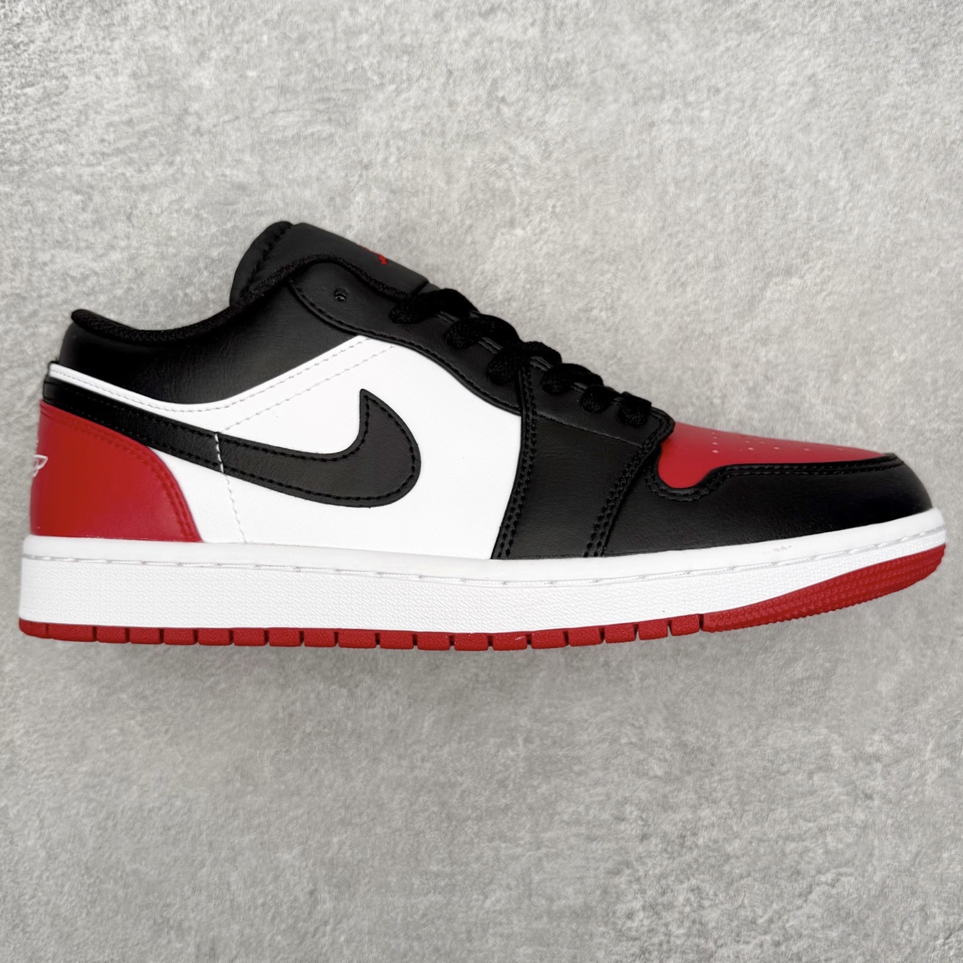 图片[2]-＃小DT Air Jordan AJ1 Low 低帮系列 全新流水线出品 超强性价比 DT版本平替选择 市场第二梯队 全部原鞋开发 原楦原纸板开发 全鞋电脑针车 原厂内置全掌气垫 原盒内在原标 唯一Zp原版鞋带绑法 免检产品 全新2022版型 全头层皮料 完美零毛边处理 原厂配置全掌气垫 价格定位良心 几十个配色陆续出货 实拍调校N版已经零色差零失真 百分百还原实物色彩所见即所得 不存在货不对板色差等低级问题 选购参考实物拍摄 不混卖不参货 只用心做好货严格选品 承诺混一赔十 尺码：36 36.5 37.5 38 38.5 39 40 40.5 41 42 42.5 43 44 44.5 45 46-选品中心