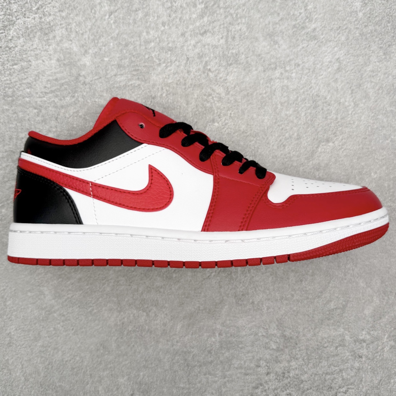 图片[4]-＃小DT Air Jordan AJ1 Low 低帮系列 全新流水线出品 超强性价比 DT版本平替选择 市场第二梯队 全部原鞋开发 原楦原纸板开发 全鞋电脑针车 原厂内置全掌气垫 原盒内在原标 唯一Zp原版鞋带绑法 免检产品 全新2022版型 全头层皮料 完美零毛边处理 原厂配置全掌气垫 价格定位良心 几十个配色陆续出货 实拍调校N版已经零色差零失真 百分百还原实物色彩所见即所得 不存在货不对板色差等低级问题 选购参考实物拍摄 不混卖不参货 只用心做好货严格选品 承诺混一赔十 尺码：36 36.5 37.5 38 38.5 39 40 40.5 41 42 42.5 43 44 44.5 45 46-选品中心