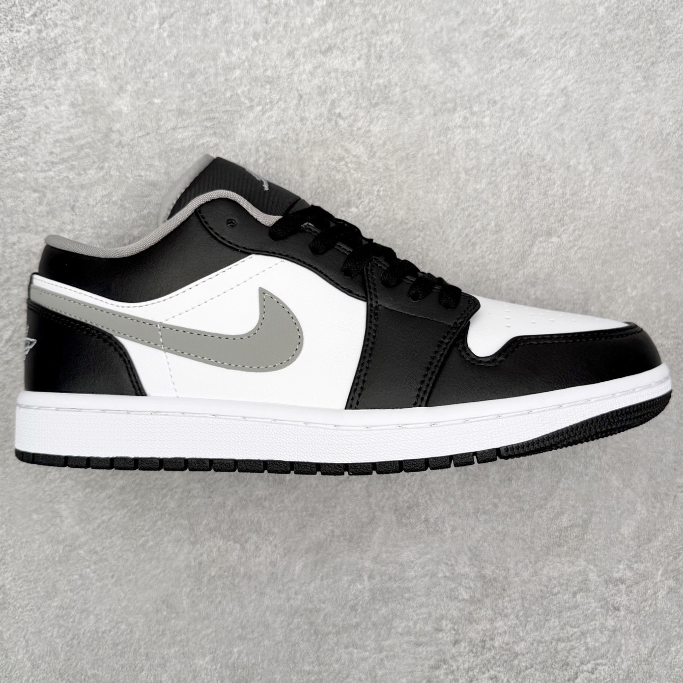 ＃小DT Air Jordan AJ1 Low 低帮系列 全新流水线出品 超强性价比 DT版本平替选择 市场第二梯队 全部原鞋开发 原楦原纸板开发 全鞋电脑针车 原厂内置全掌气垫 原盒内在原标 唯一Zp原版鞋带绑法 免检产品 全新2022版型 全头层皮料 完美零毛边处理 原厂配置全掌气垫 价格定位良心 几十个配色陆续出货 实拍调校N版已经零色差零失真 百分百还原实物色彩所见即所得 不存在货不对板色差等低级问题 选购参考实物拍摄 不混卖不参货 只用心做好货严格选品 承诺混一赔十 尺码：36 36.5 37.5 38 38.5 39 40 40.5 41 42 42.5 43 44 44.5 45 46-选品中心