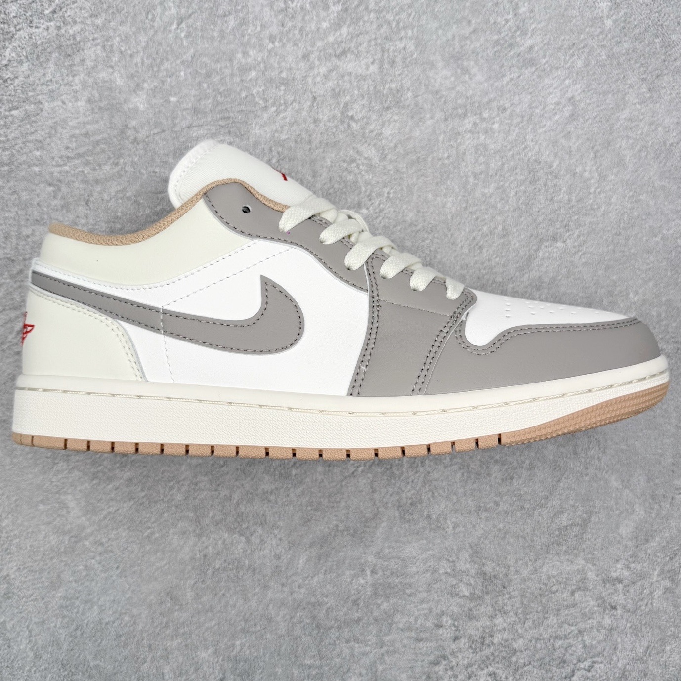 ＃小DT Air Jordan AJ1 Low 低帮系列 全新流水线出品 超强性价比 DT版本平替选择 市场第二梯队 全部原鞋开发 原楦原纸板开发 全鞋电脑针车 原厂内置全掌气垫 原盒内在原标 唯一Zp原版鞋带绑法 免检产品 全新2022版型 全头层皮料 完美零毛边处理 原厂配置全掌气垫 价格定位良心 几十个配色陆续出货 实拍调校N版已经零色差零失真 百分百还原实物色彩所见即所得 不存在货不对板色差等低级问题 选购参考实物拍摄 不混卖不参货 只用心做好货严格选品 承诺混一赔十 尺码：36 36.5 37.5 38 38.5 39 40 40.5 41 42 42.5 43 44 44.5 45 46-选品中心