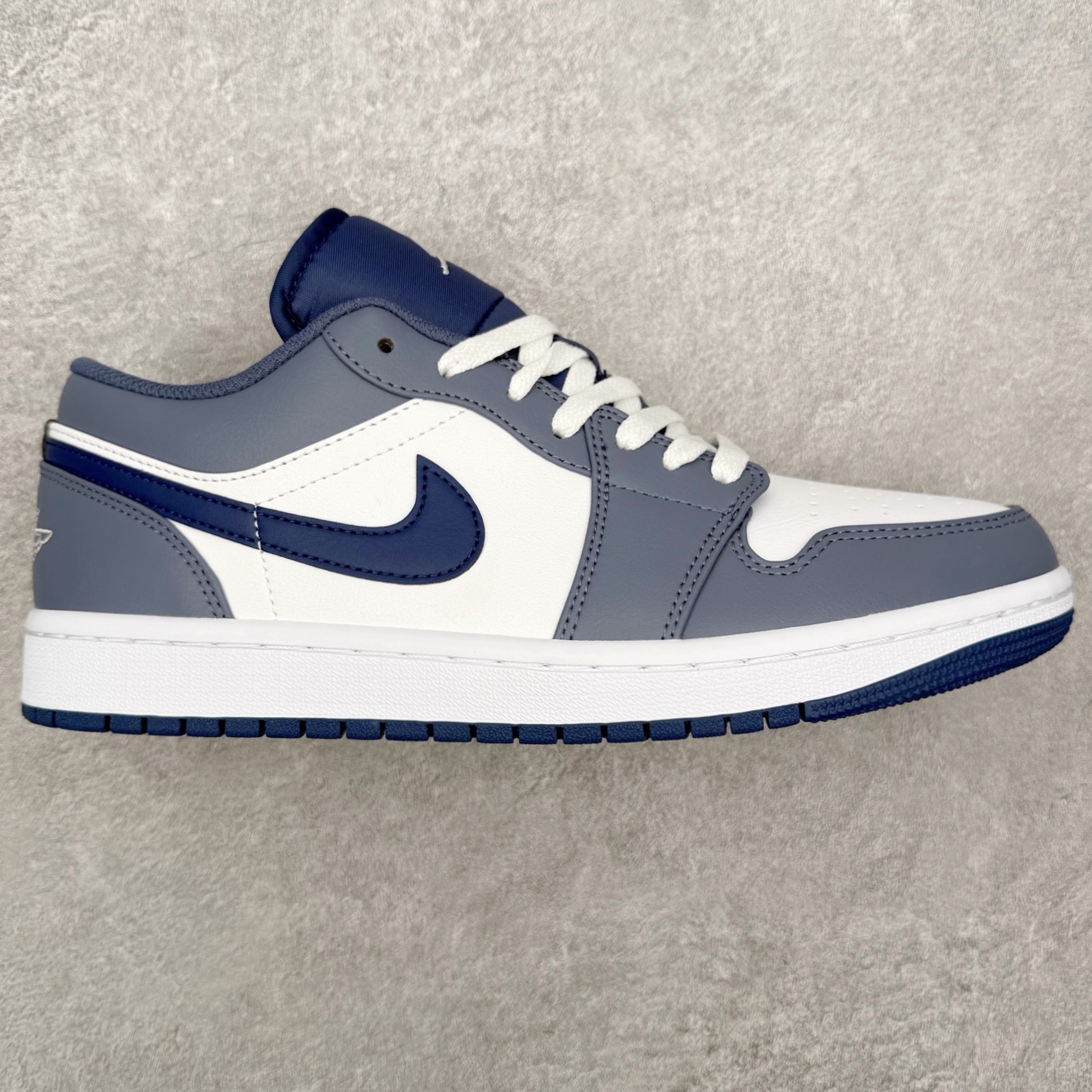 ＃小DT Air Jordan AJ1 Low 低帮系列 全新流水线出品 超强性价比 DT版本平替选择 市场第二梯队 全部原鞋开发 原楦原纸板开发 全鞋电脑针车 原厂内置全掌气垫 原盒内在原标 唯一Zp原版鞋带绑法 免检产品 全新2022版型 全头层皮料 完美零毛边处理 原厂配置全掌气垫 价格定位良心 几十个配色陆续出货 实拍调校N版已经零色差零失真 百分百还原实物色彩所见即所得 不存在货不对板色差等低级问题 选购参考实物拍摄 不混卖不参货 只用心做好货严格选品 承诺混一赔十 尺码：36 36.5 37.5 38 38.5 39 40 40.5 41 42 42.5 43 44 44.5 45 46-选品中心
