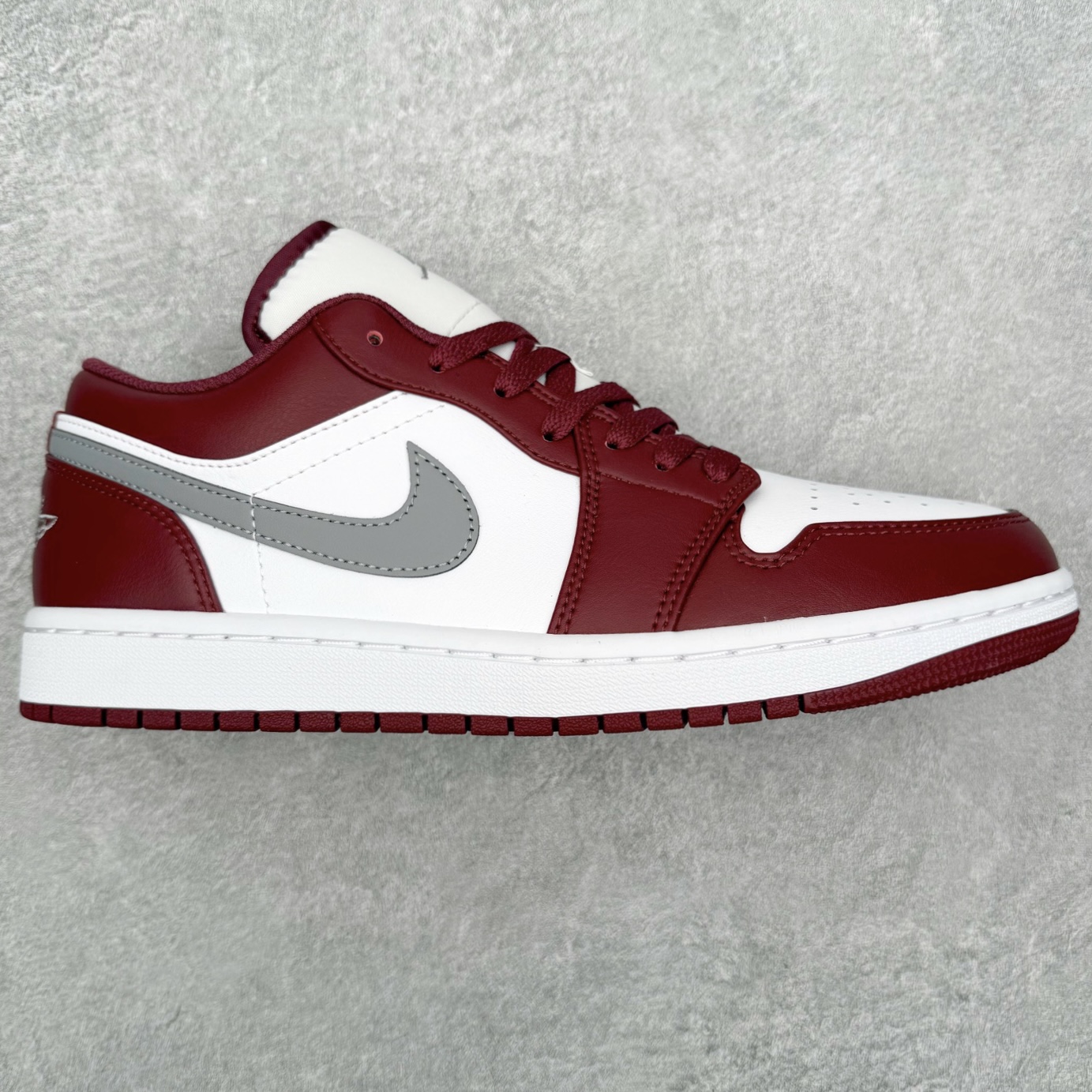 图片[9]-＃小DT Air Jordan AJ1 Low 低帮系列 全新流水线出品 超强性价比 DT版本平替选择 市场第二梯队 全部原鞋开发 原楦原纸板开发 全鞋电脑针车 原厂内置全掌气垫 原盒内在原标 唯一Zp原版鞋带绑法 免检产品 全新2022版型 全头层皮料 完美零毛边处理 原厂配置全掌气垫 价格定位良心 几十个配色陆续出货 实拍调校N版已经零色差零失真 百分百还原实物色彩所见即所得 不存在货不对板色差等低级问题 选购参考实物拍摄 不混卖不参货 只用心做好货严格选品 承诺混一赔十 尺码：36 36.5 37.5 38 38.5 39 40 40.5 41 42 42.5 43 44 44.5 45 46-选品中心