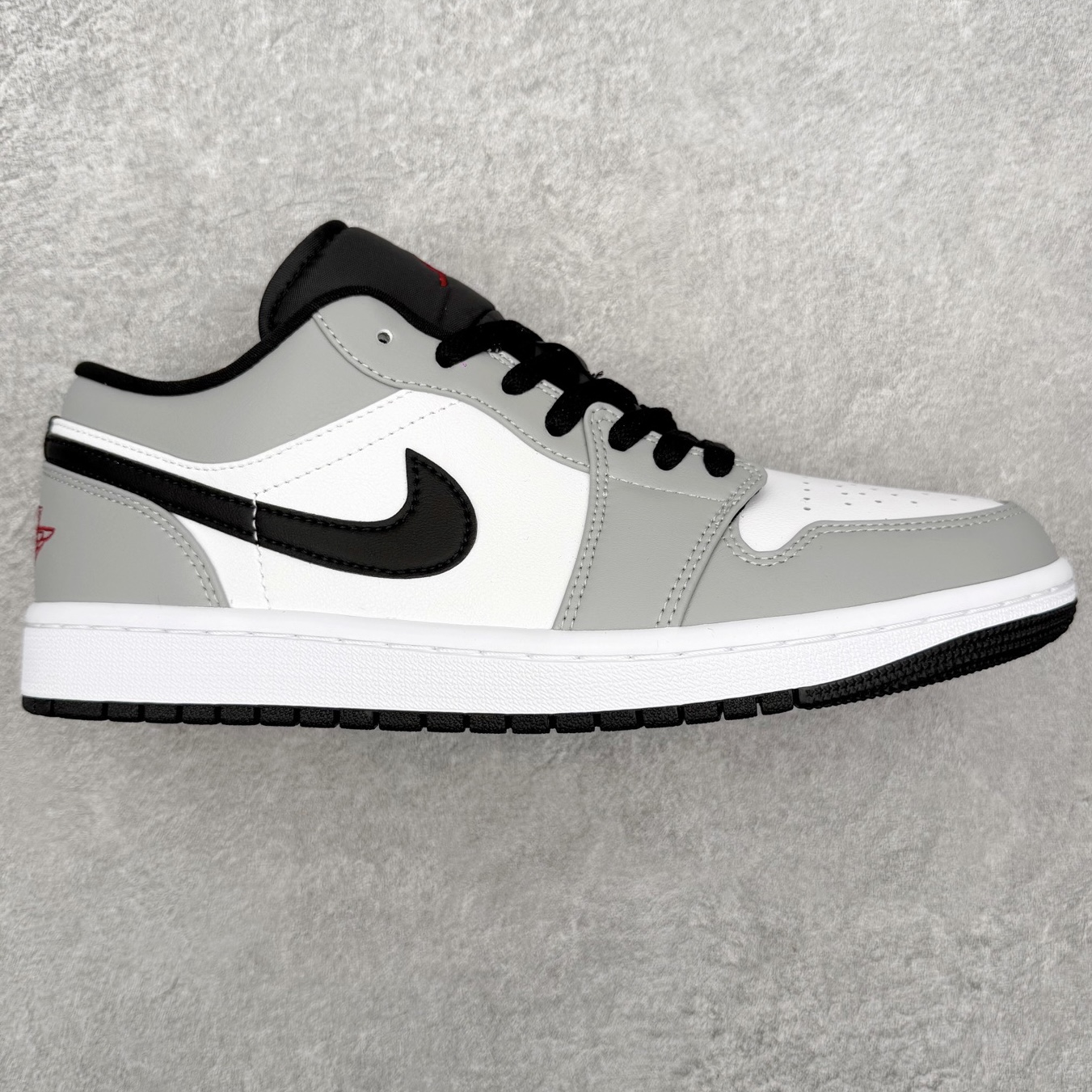 ＃小DT Air Jordan AJ1 Low 低帮系列 全新流水线出品 超强性价比 DT版本平替选择 市场第二梯队 全部原鞋开发 原楦原纸板开发 全鞋电脑针车 原厂内置全掌气垫 原盒内在原标 唯一Zp原版鞋带绑法 免检产品 全新2022版型 全头层皮料 完美零毛边处理 原厂配置全掌气垫 价格定位良心 几十个配色陆续出货 实拍调校N版已经零色差零失真 百分百还原实物色彩所见即所得 不存在货不对板色差等低级问题 选购参考实物拍摄 不混卖不参货 只用心做好货严格选品 承诺混一赔十 尺码：36 36.5 37.5 38 38.5 39 40 40.5 41 42 42.5 43 44 44.5 45 46-选品中心