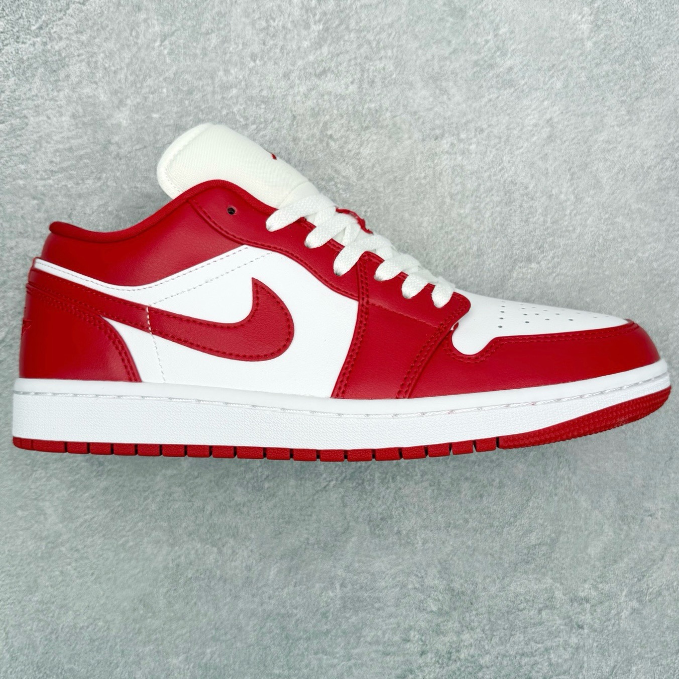 图片[4]-＃小DT Air Jordan AJ1 Low 低帮系列 全新流水线出品 超强性价比 DT版本平替选择 市场第二梯队 全部原鞋开发 原楦原纸板开发 全鞋电脑针车 原厂内置全掌气垫 原盒内在原标 唯一Zp原版鞋带绑法 免检产品 全新2022版型 全头层皮料 完美零毛边处理 原厂配置全掌气垫 价格定位良心 几十个配色陆续出货 实拍调校N版已经零色差零失真 百分百还原实物色彩所见即所得 不存在货不对板色差等低级问题 选购参考实物拍摄 不混卖不参货 只用心做好货严格选品 承诺混一赔十 尺码：36 36.5 37.5 38 38.5 39 40 40.5 41 42 42.5 43 44 44.5 45 46-选品中心