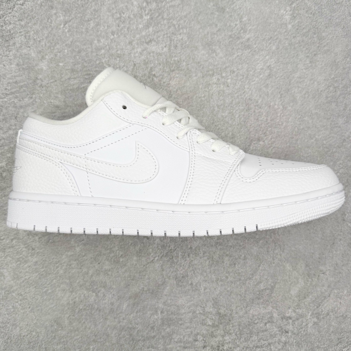 图片[6]-＃小DT Air Jordan AJ1 Low 低帮系列 全新流水线出品 超强性价比 DT版本平替选择 市场第二梯队 全部原鞋开发 原楦原纸板开发 全鞋电脑针车 原厂内置全掌气垫 原盒内在原标 唯一Zp原版鞋带绑法 免检产品 全新2022版型 全头层皮料 完美零毛边处理 原厂配置全掌气垫 价格定位良心 几十个配色陆续出货 实拍调校N版已经零色差零失真 百分百还原实物色彩所见即所得 不存在货不对板色差等低级问题 选购参考实物拍摄 不混卖不参货 只用心做好货严格选品 承诺混一赔十 尺码：36 36.5 37.5 38 38.5 39 40 40.5 41 42 42.5 43 44 44.5 45 46-选品中心