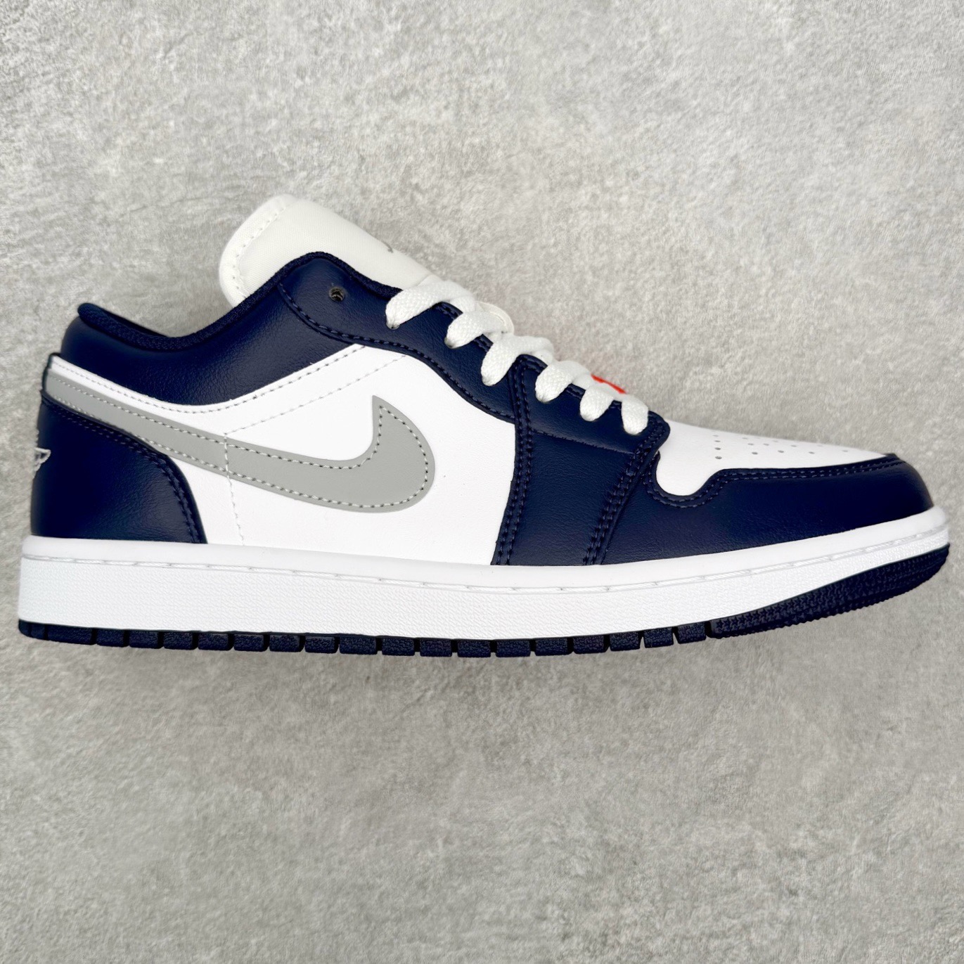 图片[3]-＃小DT Air Jordan AJ1 Low 低帮系列 全新流水线出品 超强性价比 DT版本平替选择 市场第二梯队 全部原鞋开发 原楦原纸板开发 全鞋电脑针车 原厂内置全掌气垫 原盒内在原标 唯一Zp原版鞋带绑法 免检产品 全新2022版型 全头层皮料 完美零毛边处理 原厂配置全掌气垫 价格定位良心 几十个配色陆续出货 实拍调校N版已经零色差零失真 百分百还原实物色彩所见即所得 不存在货不对板色差等低级问题 选购参考实物拍摄 不混卖不参货 只用心做好货严格选品 承诺混一赔十 尺码：36 36.5 37.5 38 38.5 39 40 40.5 41 42 42.5 43 44 44.5 45 46-选品中心