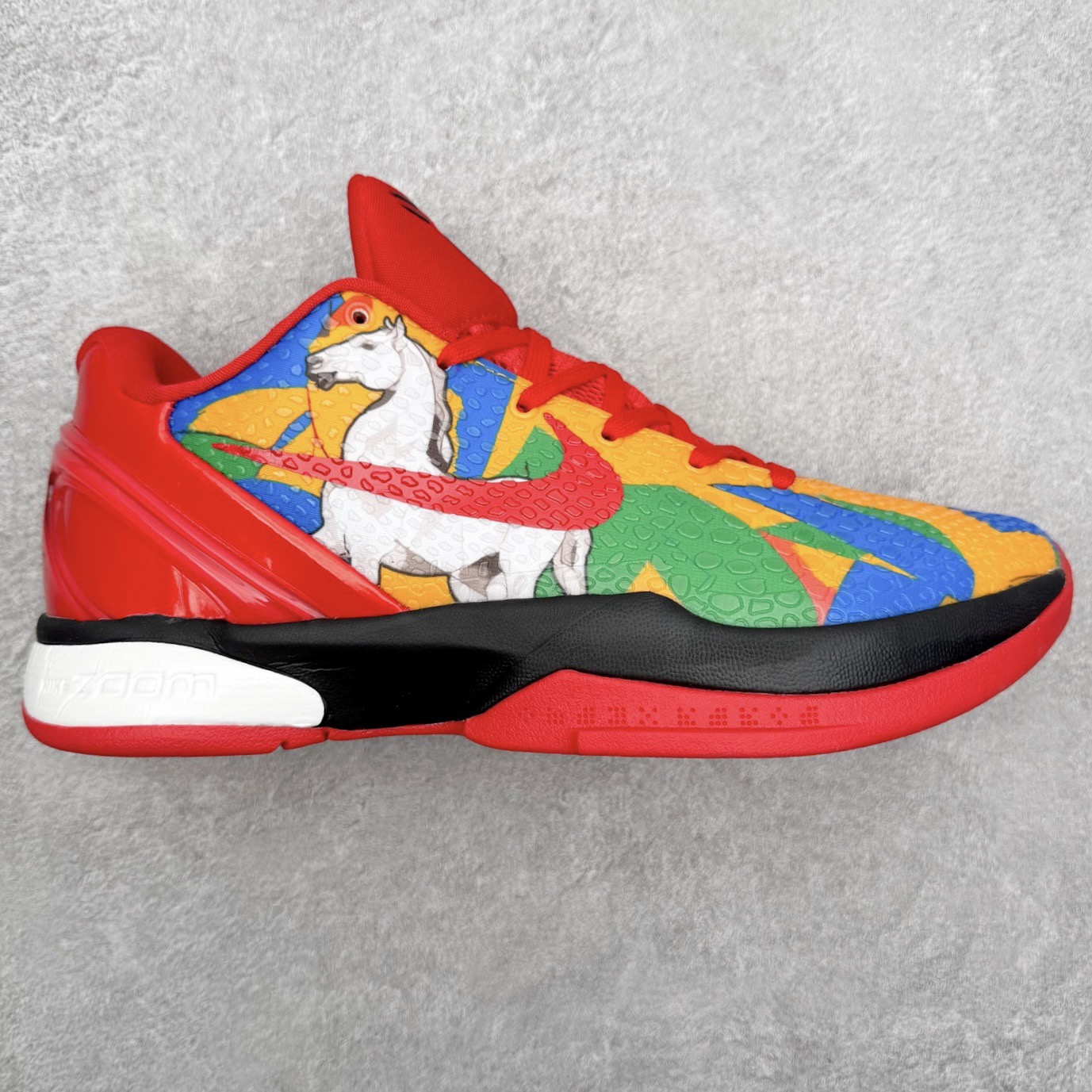 图片[2]-NK Zoom Kobe Protro 科比系列实战篮球鞋 马年定制CYN配色 Eric Avar 这一次在设计中将轻盈发挥到了极致 鞋面采用了更加轻盈、更加强韧的创新的Flywire 2.0技术 球鞋重量更加轻质 重量仅为10.6盎司 内靴设计也使得穿着更加舒适 中底的配置则依日是可靠的zoom气垫和碳板的搭配 外底有个小细节令人十分喜欢 将纹路做成了心电图状 寓意科比对于篮球的喜爱 尺码：40 40.5 41 42 42.5 43 44 44.5 45 46-选品中心