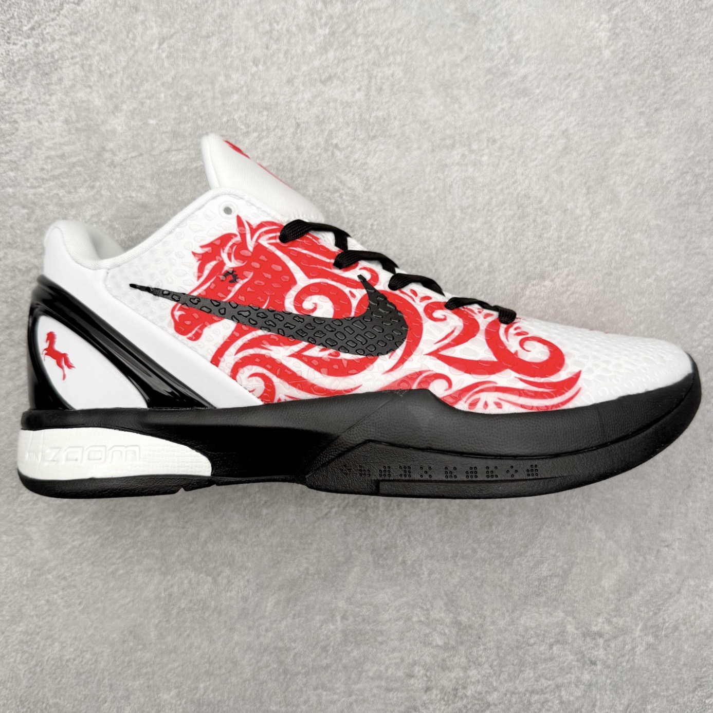 NK Zoom Kobe Protro 科比系列实战篮球鞋 马年定制CYN配色 Eric Avar 这一次在设计中将轻盈发挥到了极致 鞋面采用了更加轻盈、更加强韧的创新的Flywire 2.0技术 球鞋重量更加轻质 重量仅为10.6盎司 内靴设计也使得穿着更加舒适 中底的配置则依日是可靠的zoom气垫和碳板的搭配 外底有个小细节令人十分喜欢 将纹路做成了心电图状 寓意科比对于篮球的喜爱 尺码：40 40.5 41 42 42.5 43 44 44.5 45 46-选品中心