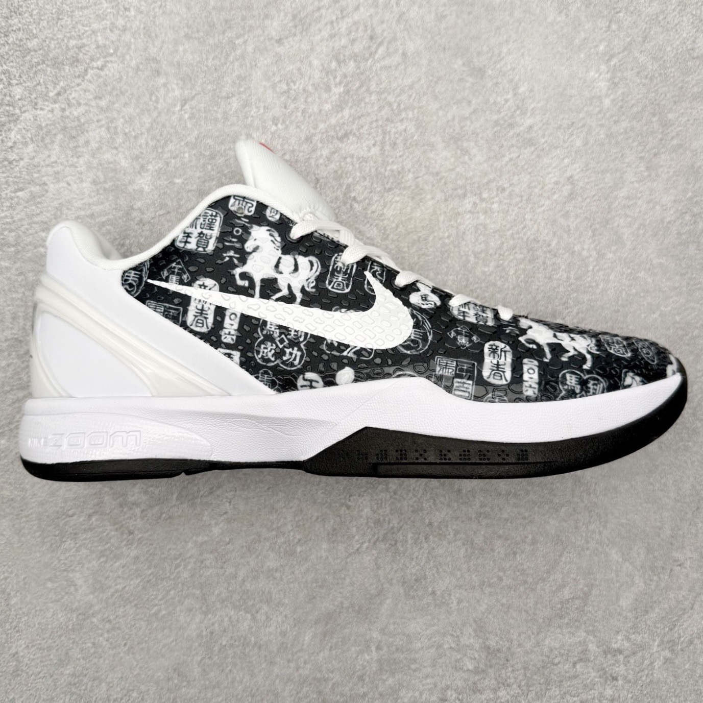 图片[5]-NK Zoom Kobe Protro 科比系列实战篮球鞋 马年定制CYN配色 Eric Avar 这一次在设计中将轻盈发挥到了极致 鞋面采用了更加轻盈、更加强韧的创新的Flywire 2.0技术 球鞋重量更加轻质 重量仅为10.6盎司 内靴设计也使得穿着更加舒适 中底的配置则依日是可靠的zoom气垫和碳板的搭配 外底有个小细节令人十分喜欢 将纹路做成了心电图状 寓意科比对于篮球的喜爱 尺码：40 40.5 41 42 42.5 43 44 44.5 45 46-选品中心