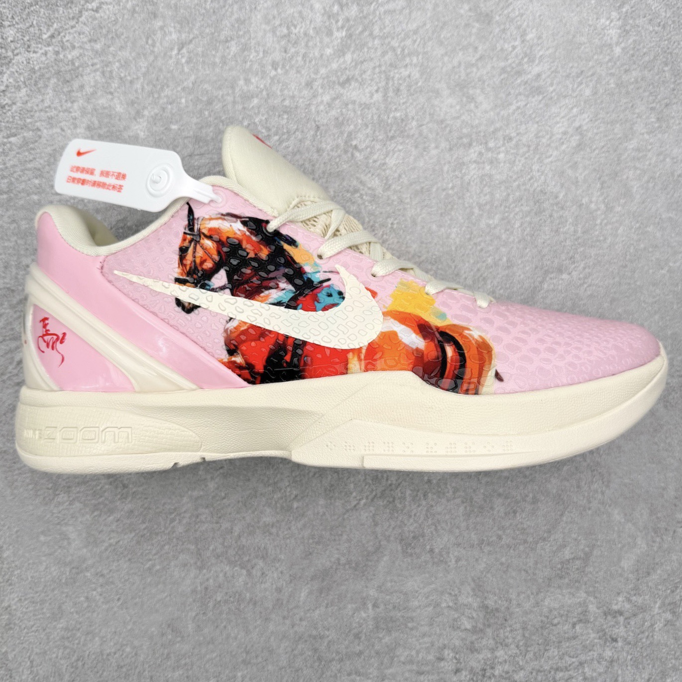 图片[4]-NK Zoom Kobe Protro 科比系列实战篮球鞋 马年定制CYN配色 Eric Avar 这一次在设计中将轻盈发挥到了极致 鞋面采用了更加轻盈、更加强韧的创新的Flywire 2.0技术 球鞋重量更加轻质 重量仅为10.6盎司 内靴设计也使得穿着更加舒适 中底的配置则依日是可靠的zoom气垫和碳板的搭配 外底有个小细节令人十分喜欢 将纹路做成了心电图状 寓意科比对于篮球的喜爱 尺码：40 40.5 41 42 42.5 43 44 44.5 45 46-选品中心