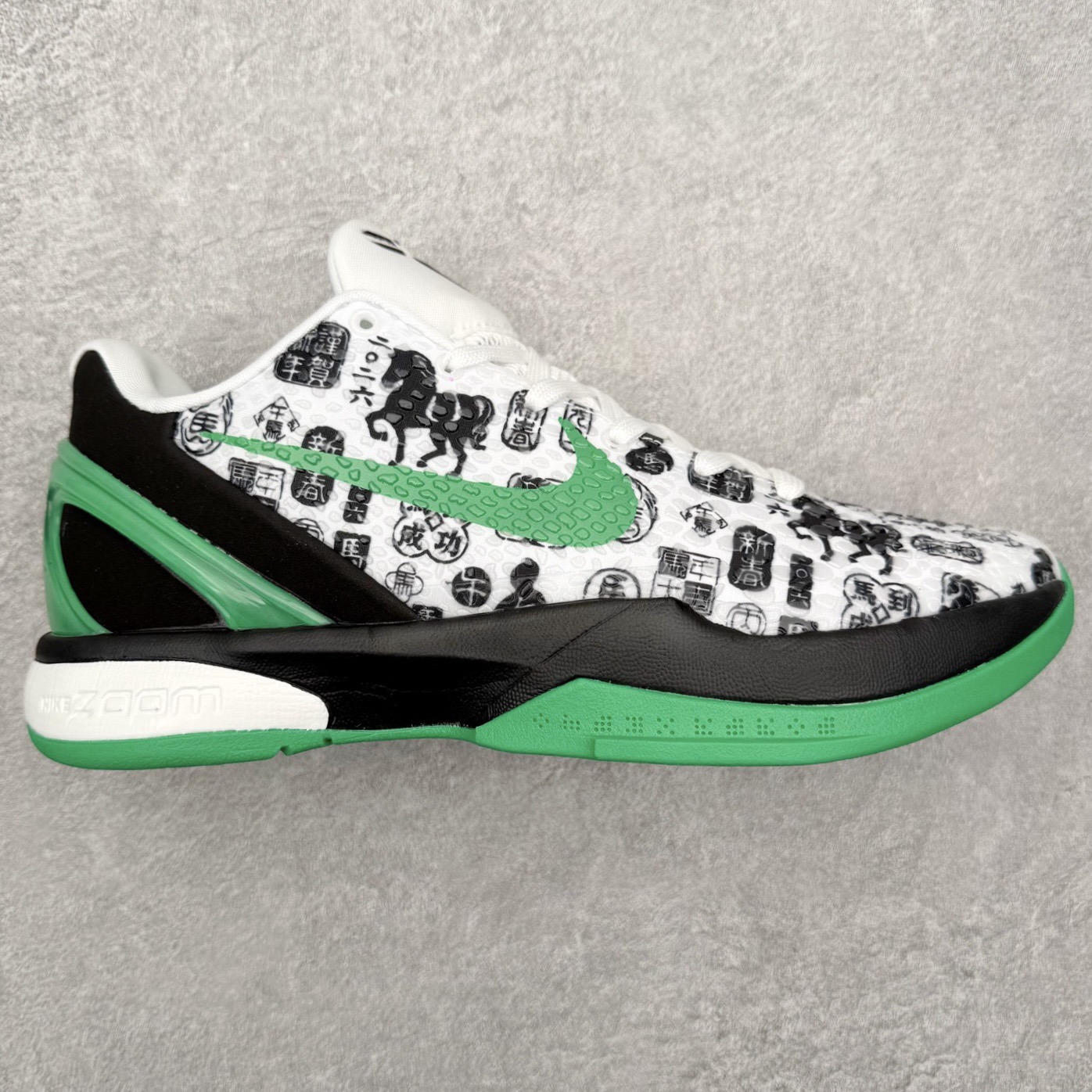 图片[3]-NK Zoom Kobe Protro 科比系列实战篮球鞋 马年定制CYN配色 Eric Avar 这一次在设计中将轻盈发挥到了极致 鞋面采用了更加轻盈、更加强韧的创新的Flywire 2.0技术 球鞋重量更加轻质 重量仅为10.6盎司 内靴设计也使得穿着更加舒适 中底的配置则依日是可靠的zoom气垫和碳板的搭配 外底有个小细节令人十分喜欢 将纹路做成了心电图状 寓意科比对于篮球的喜爱 尺码：40 40.5 41 42 42.5 43 44 44.5 45 46-选品中心