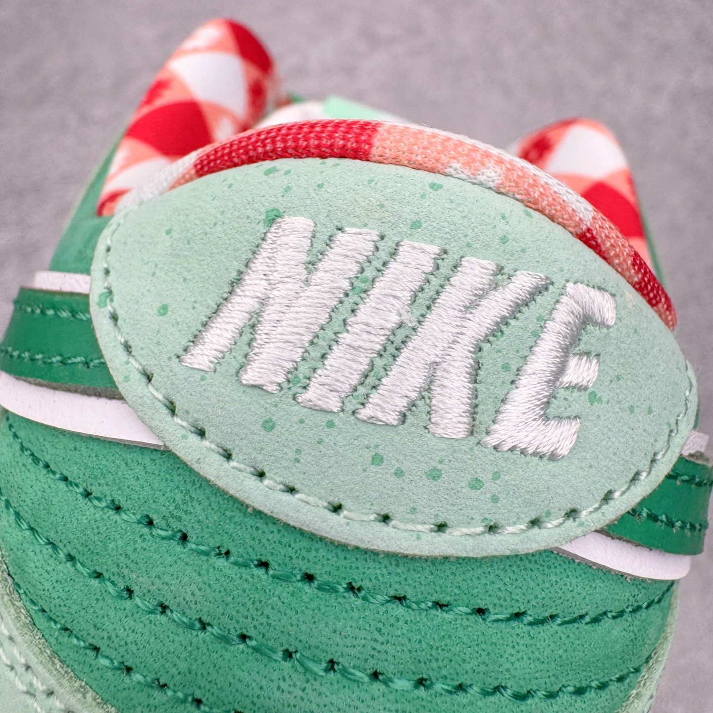 图片[14]-＃纯原 Concepts x NK SB Dunk Low \\\”Green Lobster\\\” 联名绿龙虾 BV1310-303 独家原厂航空铝磨具打磨大底 鞋头坡度极致还原 原盒原配 圈内天花板工艺 原厂冲刀 超高清洁度 全鞋零毛边皮料切割 全套原楦原模倾力打造完美版型 采用原厂百宏鞋带以及原厂百宏织唛舌标 内标可供原厂几率过验 原厂中底布黄色点胶 原厂中底布拉帮走线遵循公司‼️尺码：35.5 36 36.5 37.5 38 38.5 39 40 40.5 41 42 42.5 43 44 44.5 45 46 47.5-选品中心