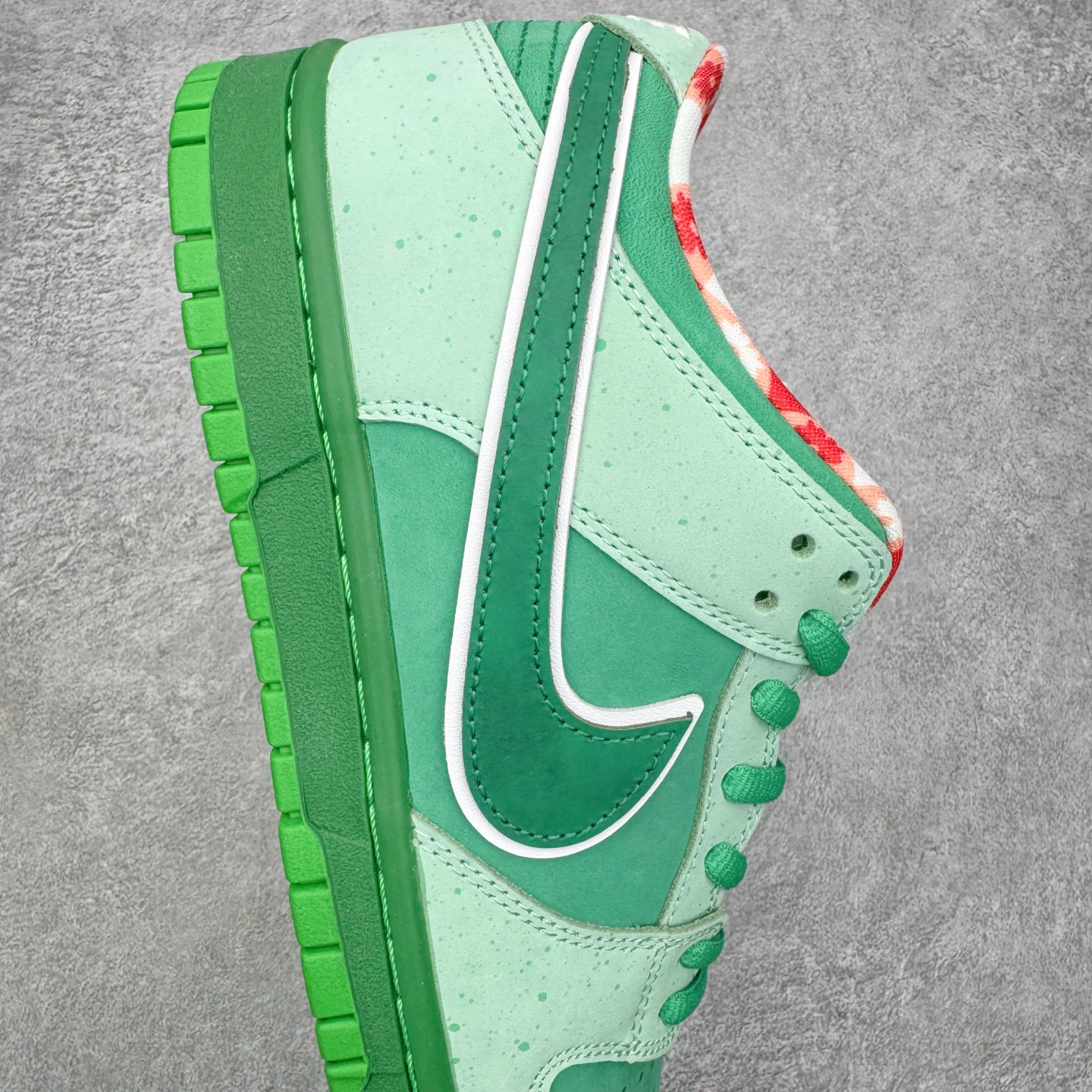 图片[6]-＃纯原 Concepts x NK SB Dunk Low \\\”Green Lobster\\\” 联名绿龙虾 BV1310-303 独家原厂航空铝磨具打磨大底 鞋头坡度极致还原 原盒原配 圈内天花板工艺 原厂冲刀 超高清洁度 全鞋零毛边皮料切割 全套原楦原模倾力打造完美版型 采用原厂百宏鞋带以及原厂百宏织唛舌标 内标可供原厂几率过验 原厂中底布黄色点胶 原厂中底布拉帮走线遵循公司‼️尺码：35.5 36 36.5 37.5 38 38.5 39 40 40.5 41 42 42.5 43 44 44.5 45 46 47.5-选品中心