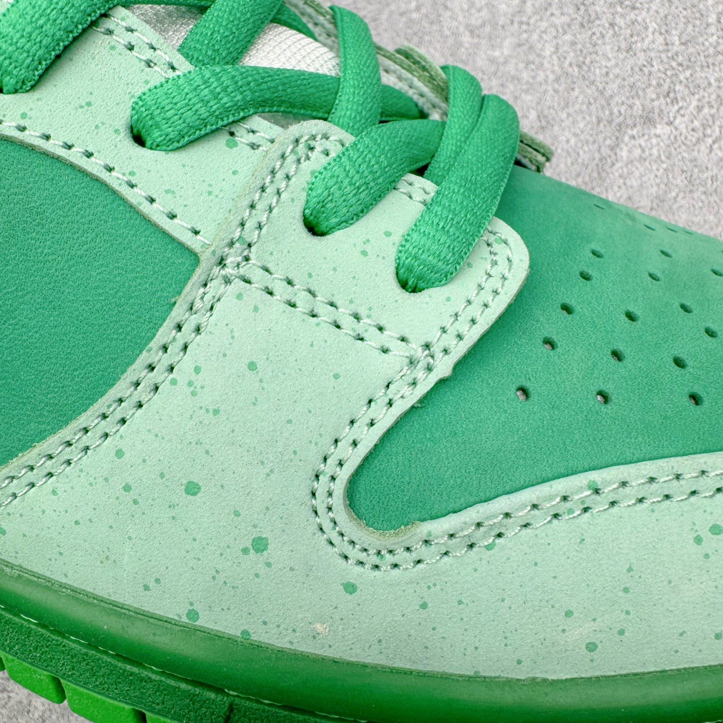 图片[12]-＃纯原 Concepts x NK SB Dunk Low \\\”Green Lobster\\\” 联名绿龙虾 BV1310-303 独家原厂航空铝磨具打磨大底 鞋头坡度极致还原 原盒原配 圈内天花板工艺 原厂冲刀 超高清洁度 全鞋零毛边皮料切割 全套原楦原模倾力打造完美版型 采用原厂百宏鞋带以及原厂百宏织唛舌标 内标可供原厂几率过验 原厂中底布黄色点胶 原厂中底布拉帮走线遵循公司‼️尺码：35.5 36 36.5 37.5 38 38.5 39 40 40.5 41 42 42.5 43 44 44.5 45 46 47.5-选品中心