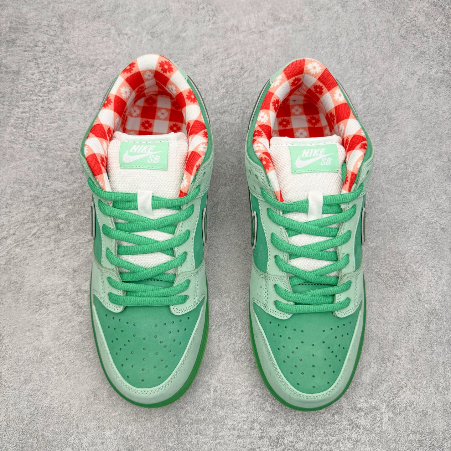 图片[2]-＃纯原 Concepts x NK SB Dunk Low \\\”Green Lobster\\\” 联名绿龙虾 BV1310-303 独家原厂航空铝磨具打磨大底 鞋头坡度极致还原 原盒原配 圈内天花板工艺 原厂冲刀 超高清洁度 全鞋零毛边皮料切割 全套原楦原模倾力打造完美版型 采用原厂百宏鞋带以及原厂百宏织唛舌标 内标可供原厂几率过验 原厂中底布黄色点胶 原厂中底布拉帮走线遵循公司‼️尺码：35.5 36 36.5 37.5 38 38.5 39 40 40.5 41 42 42.5 43 44 44.5 45 46 47.5-选品中心