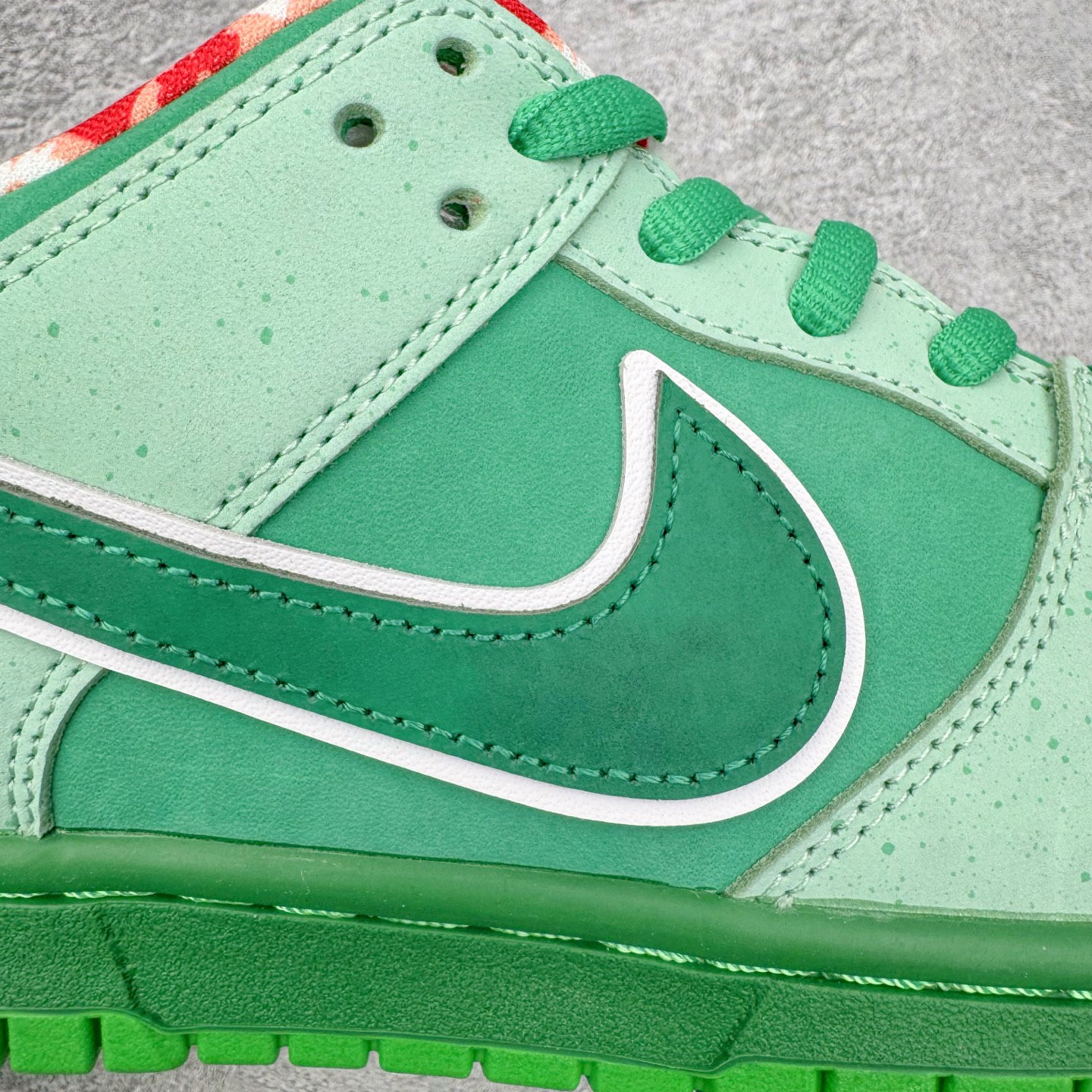 图片[13]-＃纯原 Concepts x NK SB Dunk Low \\\”Green Lobster\\\” 联名绿龙虾 BV1310-303 独家原厂航空铝磨具打磨大底 鞋头坡度极致还原 原盒原配 圈内天花板工艺 原厂冲刀 超高清洁度 全鞋零毛边皮料切割 全套原楦原模倾力打造完美版型 采用原厂百宏鞋带以及原厂百宏织唛舌标 内标可供原厂几率过验 原厂中底布黄色点胶 原厂中底布拉帮走线遵循公司‼️尺码：35.5 36 36.5 37.5 38 38.5 39 40 40.5 41 42 42.5 43 44 44.5 45 46 47.5-选品中心