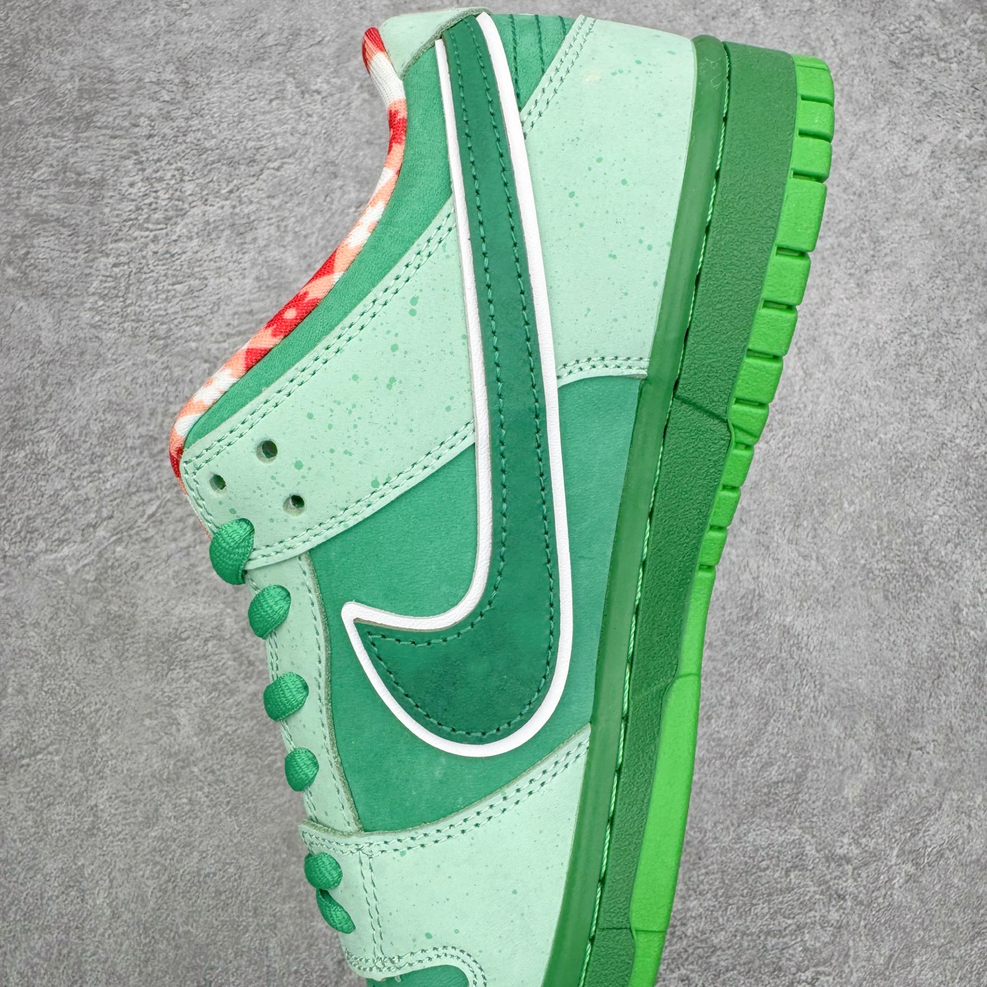图片[7]-＃纯原 Concepts x NK SB Dunk Low \\\”Green Lobster\\\” 联名绿龙虾 BV1310-303 独家原厂航空铝磨具打磨大底 鞋头坡度极致还原 原盒原配 圈内天花板工艺 原厂冲刀 超高清洁度 全鞋零毛边皮料切割 全套原楦原模倾力打造完美版型 采用原厂百宏鞋带以及原厂百宏织唛舌标 内标可供原厂几率过验 原厂中底布黄色点胶 原厂中底布拉帮走线遵循公司‼️尺码：35.5 36 36.5 37.5 38 38.5 39 40 40.5 41 42 42.5 43 44 44.5 45 46 47.5-选品中心