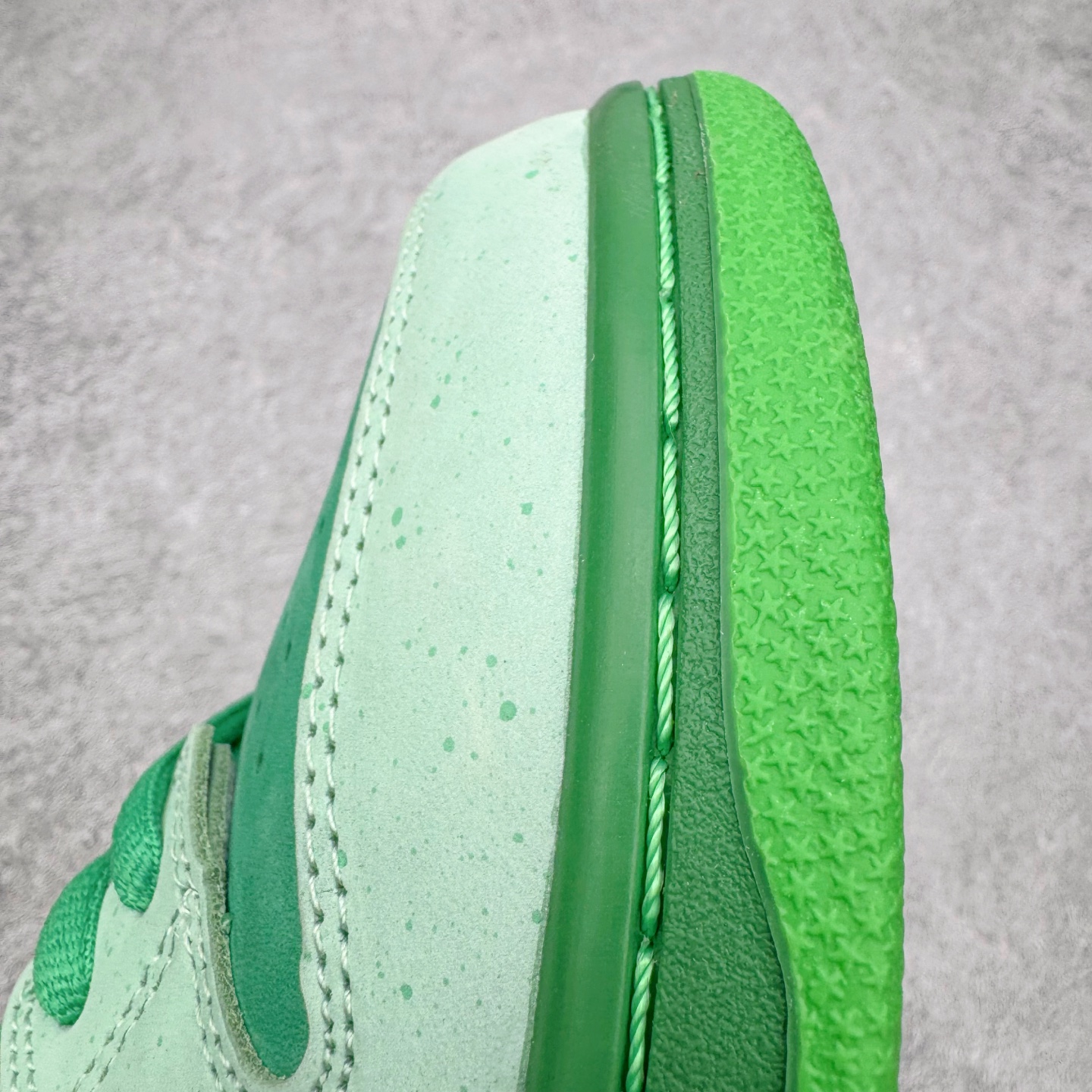 图片[16]-＃纯原 Concepts x NK SB Dunk Low \\\”Green Lobster\\\” 联名绿龙虾 BV1310-303 独家原厂航空铝磨具打磨大底 鞋头坡度极致还原 原盒原配 圈内天花板工艺 原厂冲刀 超高清洁度 全鞋零毛边皮料切割 全套原楦原模倾力打造完美版型 采用原厂百宏鞋带以及原厂百宏织唛舌标 内标可供原厂几率过验 原厂中底布黄色点胶 原厂中底布拉帮走线遵循公司‼️尺码：35.5 36 36.5 37.5 38 38.5 39 40 40.5 41 42 42.5 43 44 44.5 45 46 47.5-选品中心