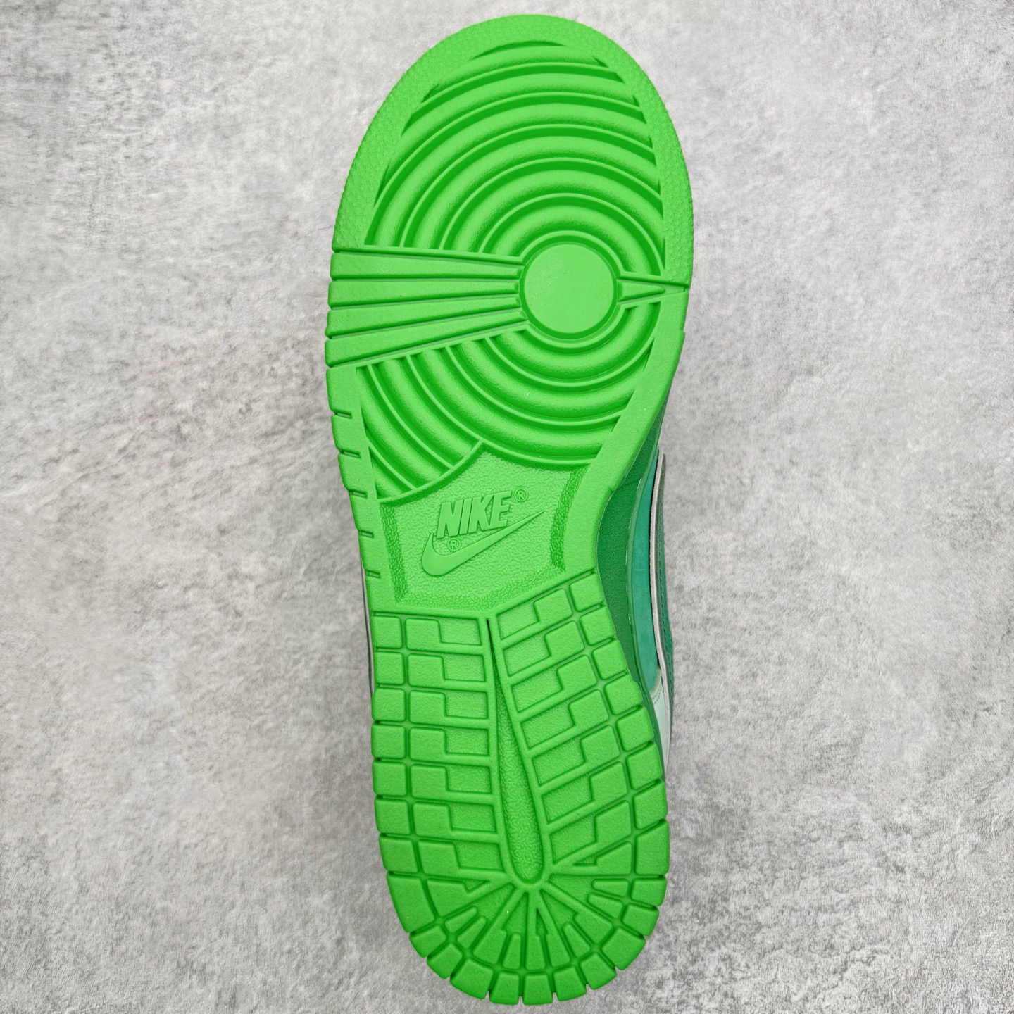 图片[9]-＃纯原 Concepts x NK SB Dunk Low \\\”Green Lobster\\\” 联名绿龙虾 BV1310-303 独家原厂航空铝磨具打磨大底 鞋头坡度极致还原 原盒原配 圈内天花板工艺 原厂冲刀 超高清洁度 全鞋零毛边皮料切割 全套原楦原模倾力打造完美版型 采用原厂百宏鞋带以及原厂百宏织唛舌标 内标可供原厂几率过验 原厂中底布黄色点胶 原厂中底布拉帮走线遵循公司‼️尺码：35.5 36 36.5 37.5 38 38.5 39 40 40.5 41 42 42.5 43 44 44.5 45 46 47.5-选品中心